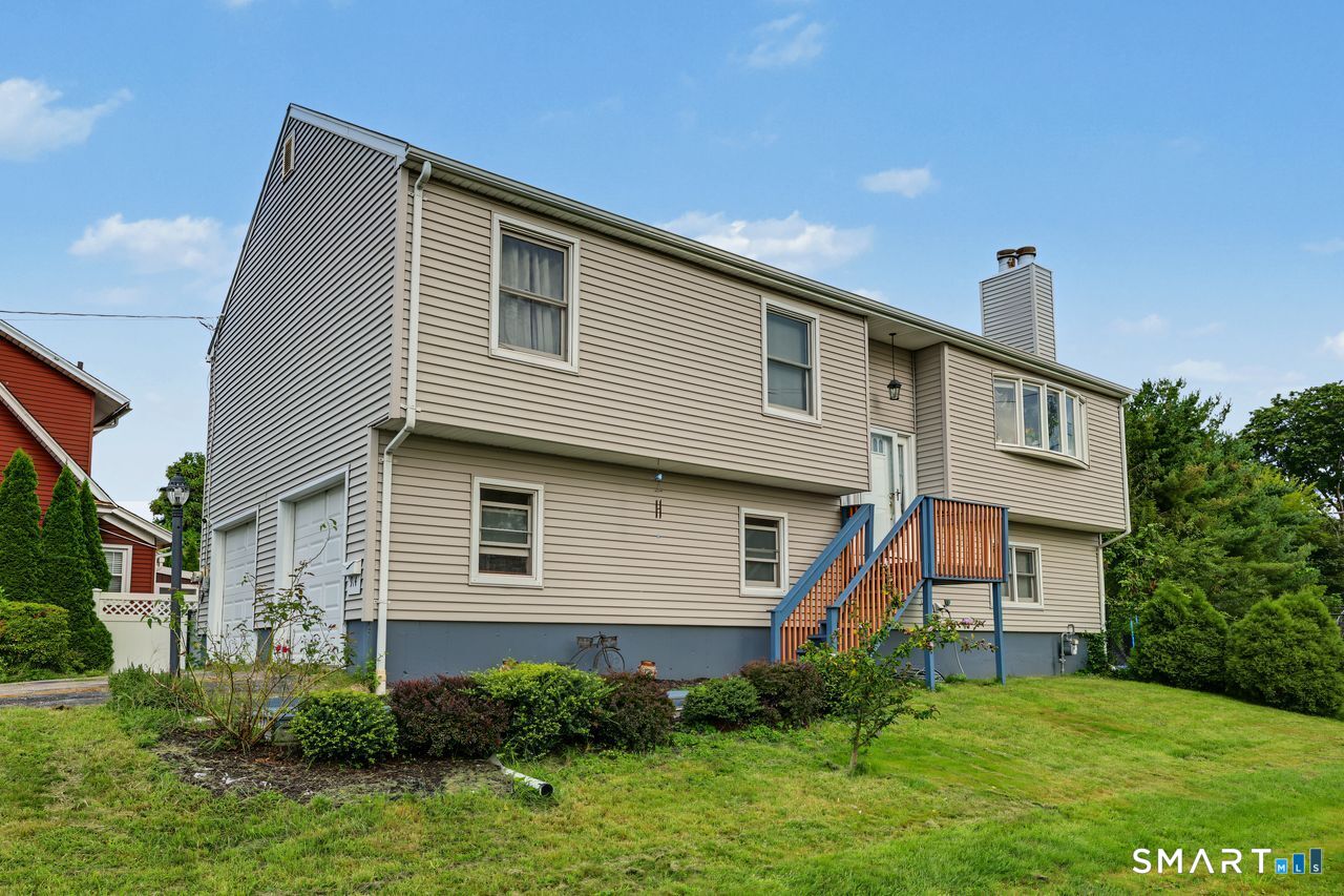 Photo 2 of Single family home for sale at 914 Longbrook Ave, Stratford, CT 06614 | MLS# 24204599 | Listing updated on 2026-09-13