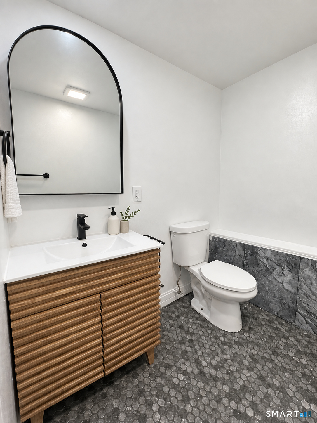 4 Robert Lane Unit #B photo 13