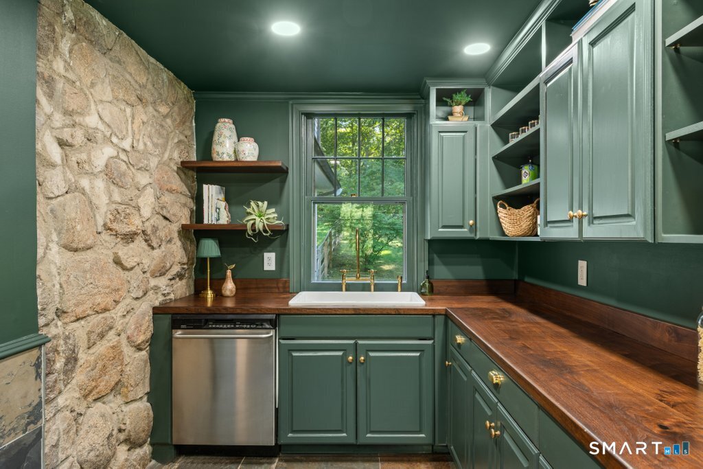 592 West Hill Road photo 12
