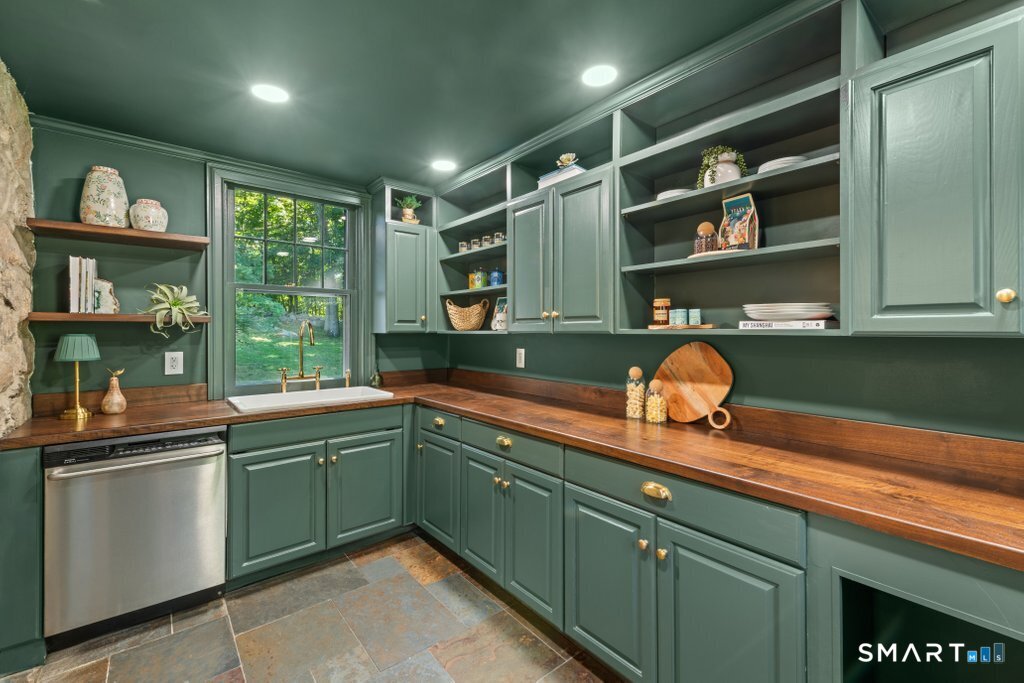 592 West Hill Road photo 13