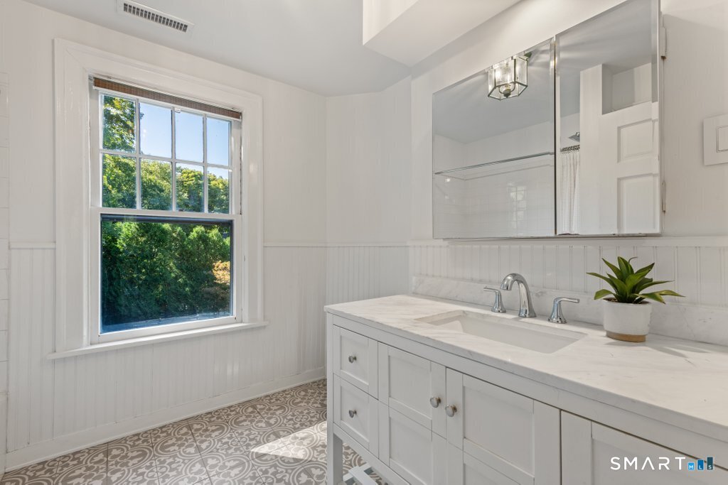 592 West Hill Road photo 19