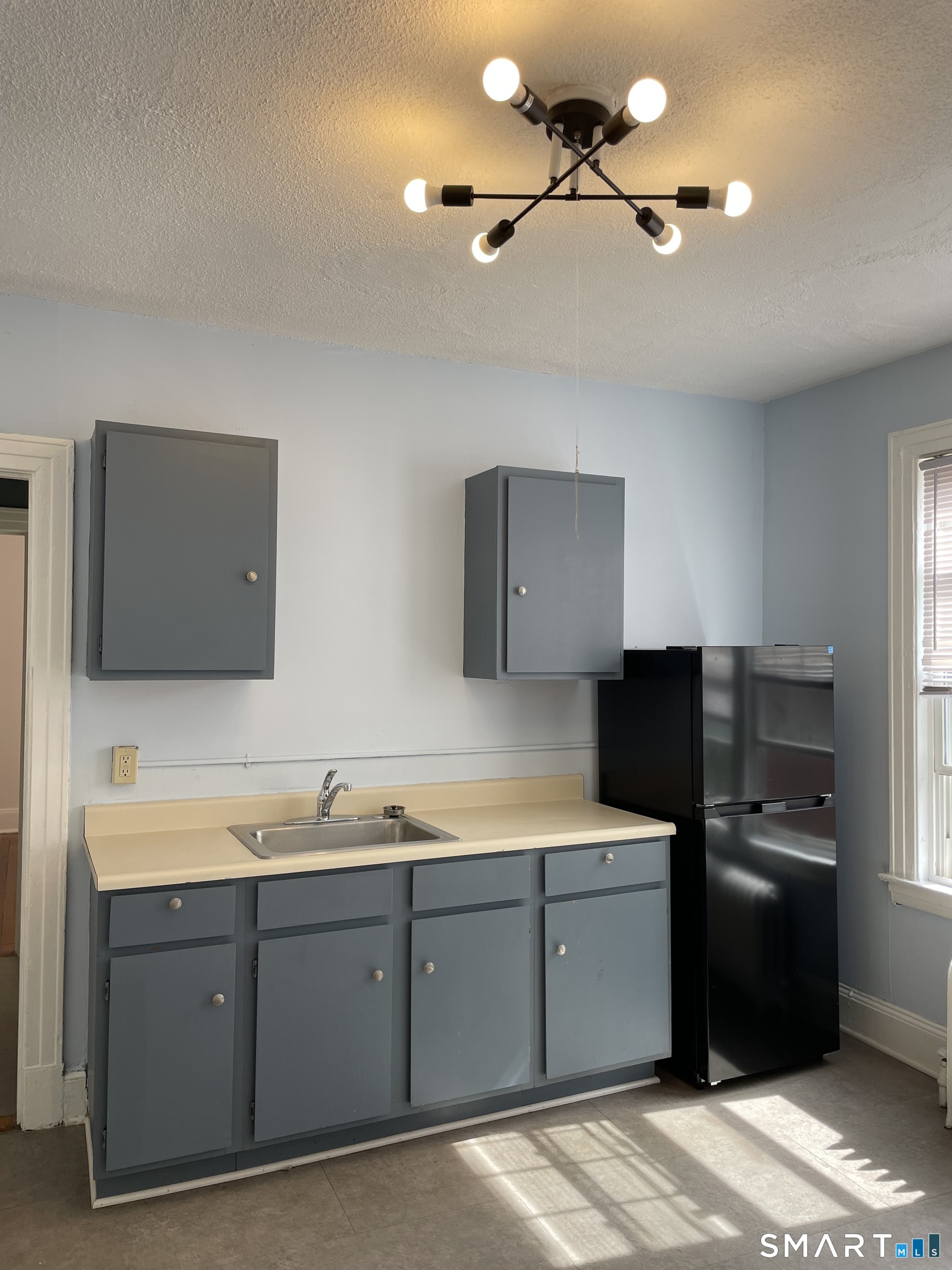 388 Woodland Street photo 2