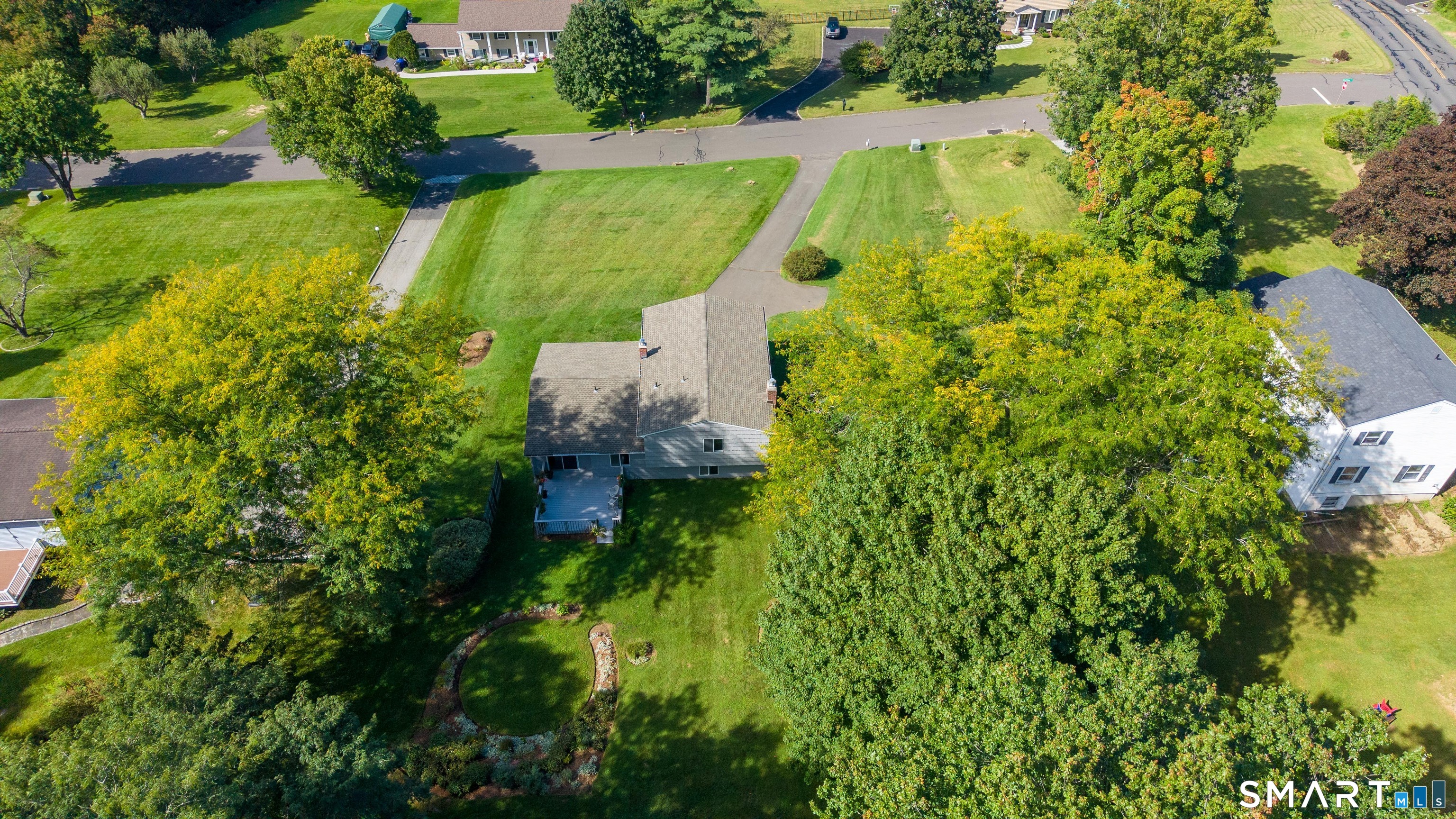 Photo 2 of Single family home for sale at 3 Mayflower Dr, Brookfield, CT 06804 | MLS# 24204781 | Listing updated on 2026-09-15