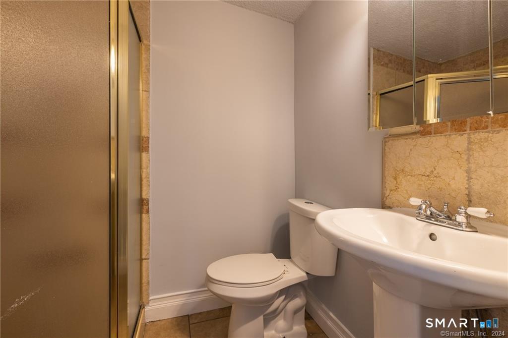 480 Ezra Street photo 16