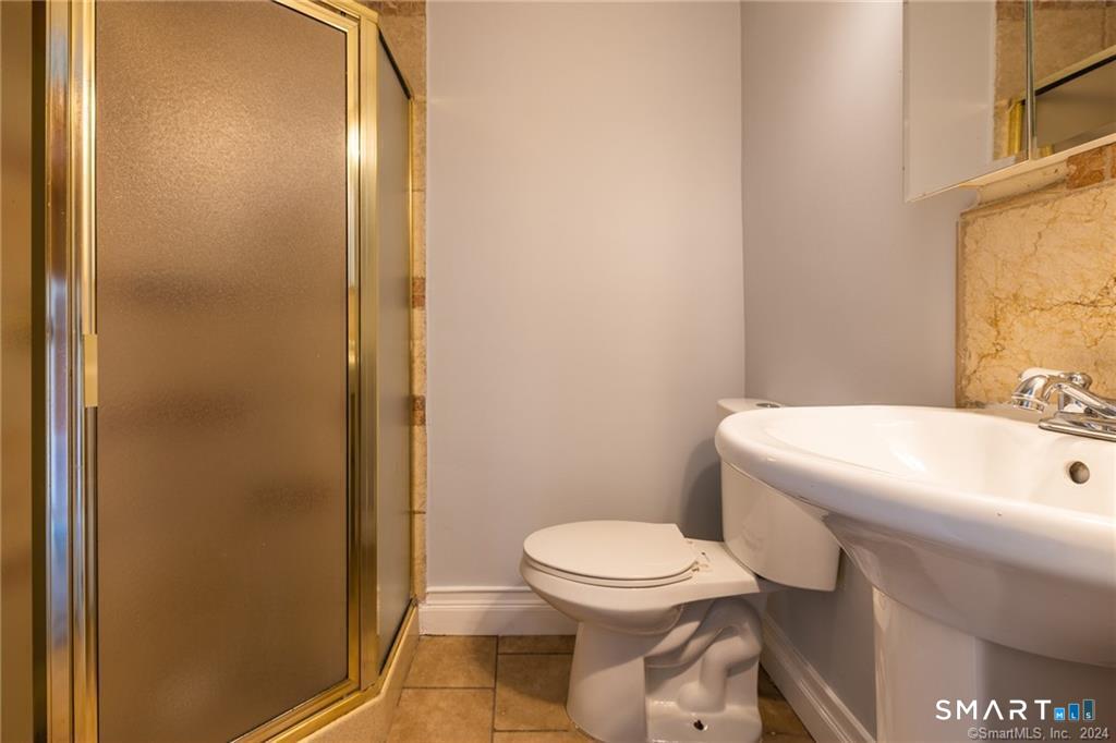 480 Ezra Street photo 17