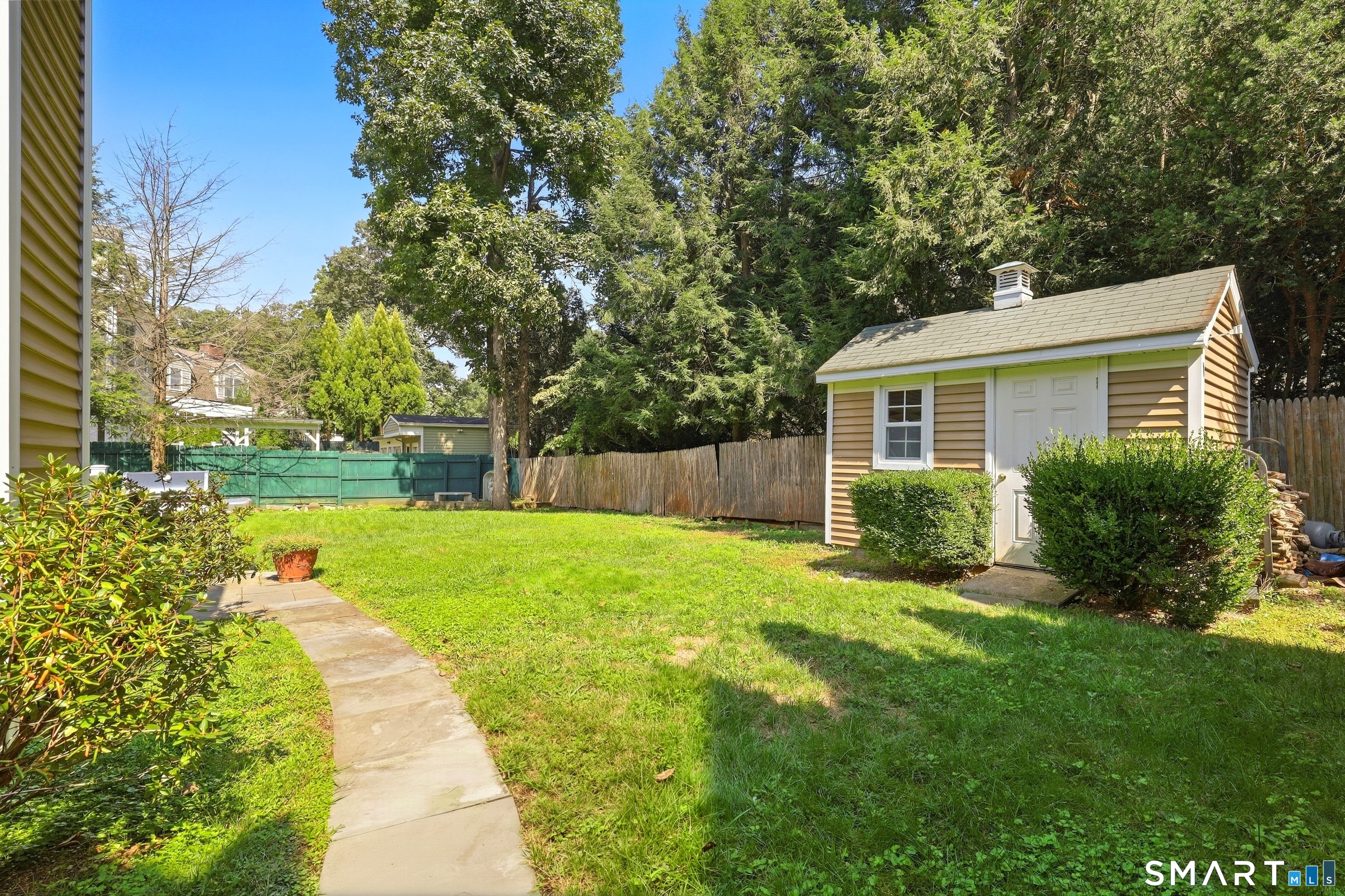 97 Meadowpark Avenue North photo 35