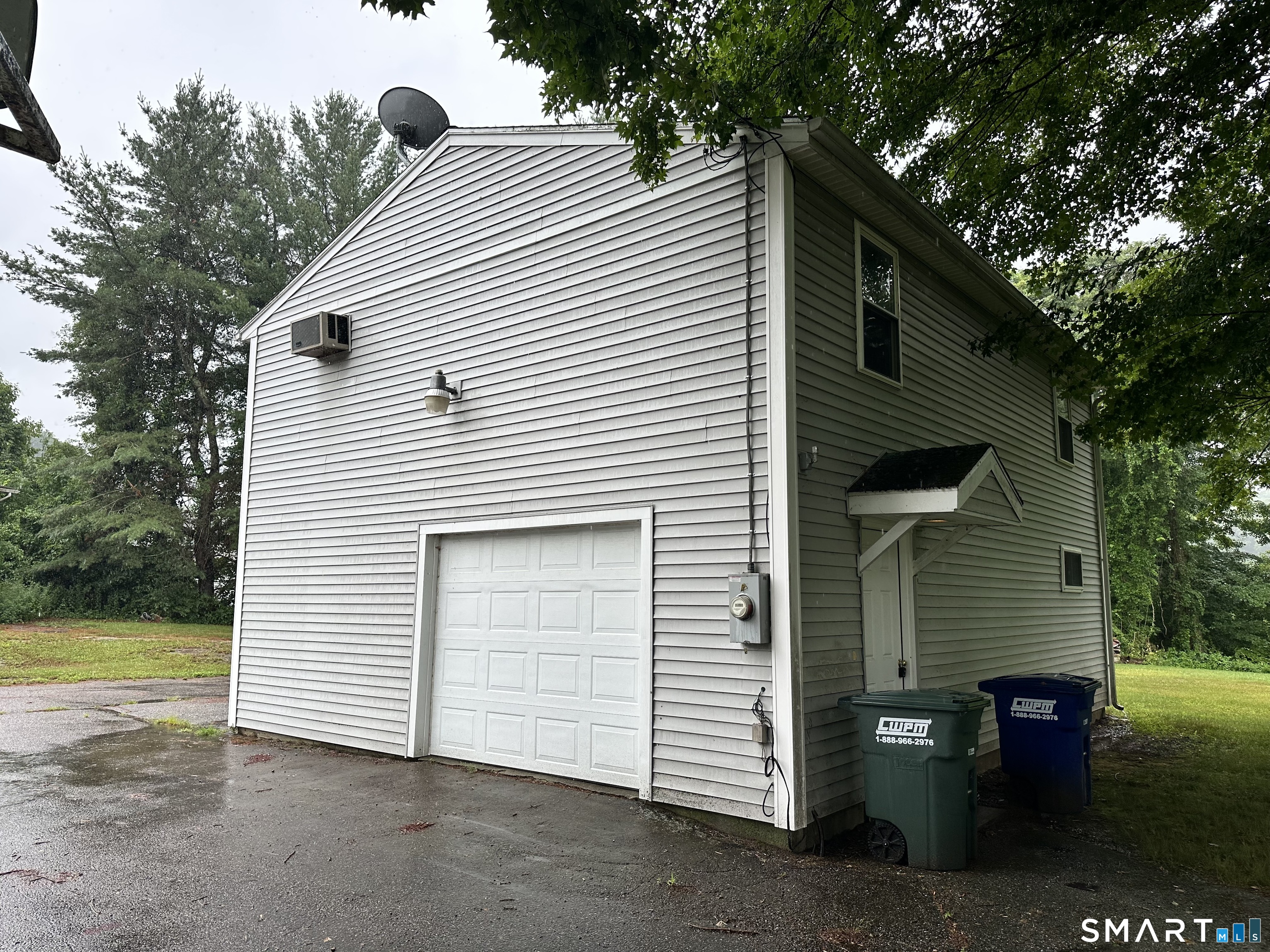 Rear Garage with 1 bedroom spacious apartment atop.