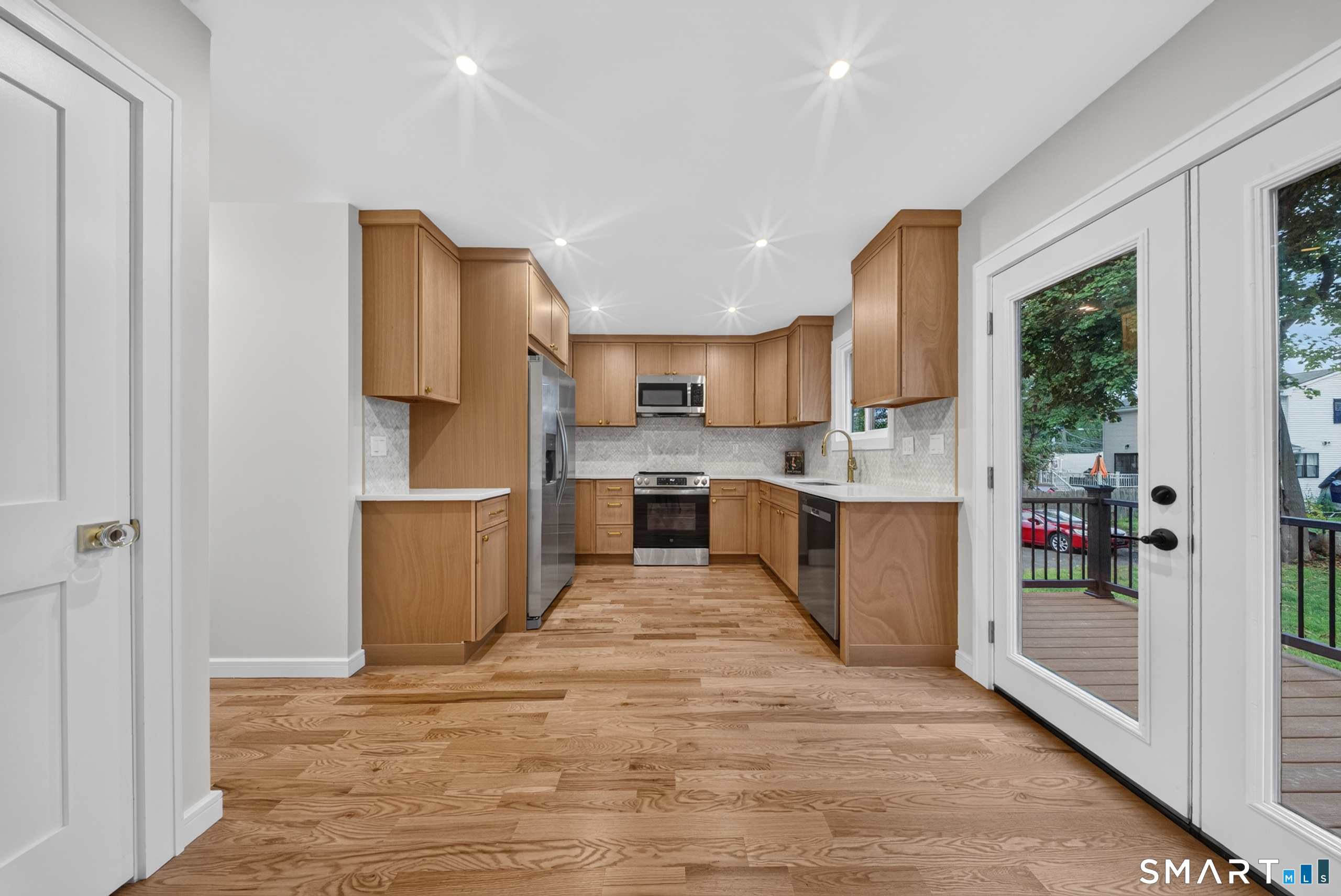 144 Acorn Avenue photo 10