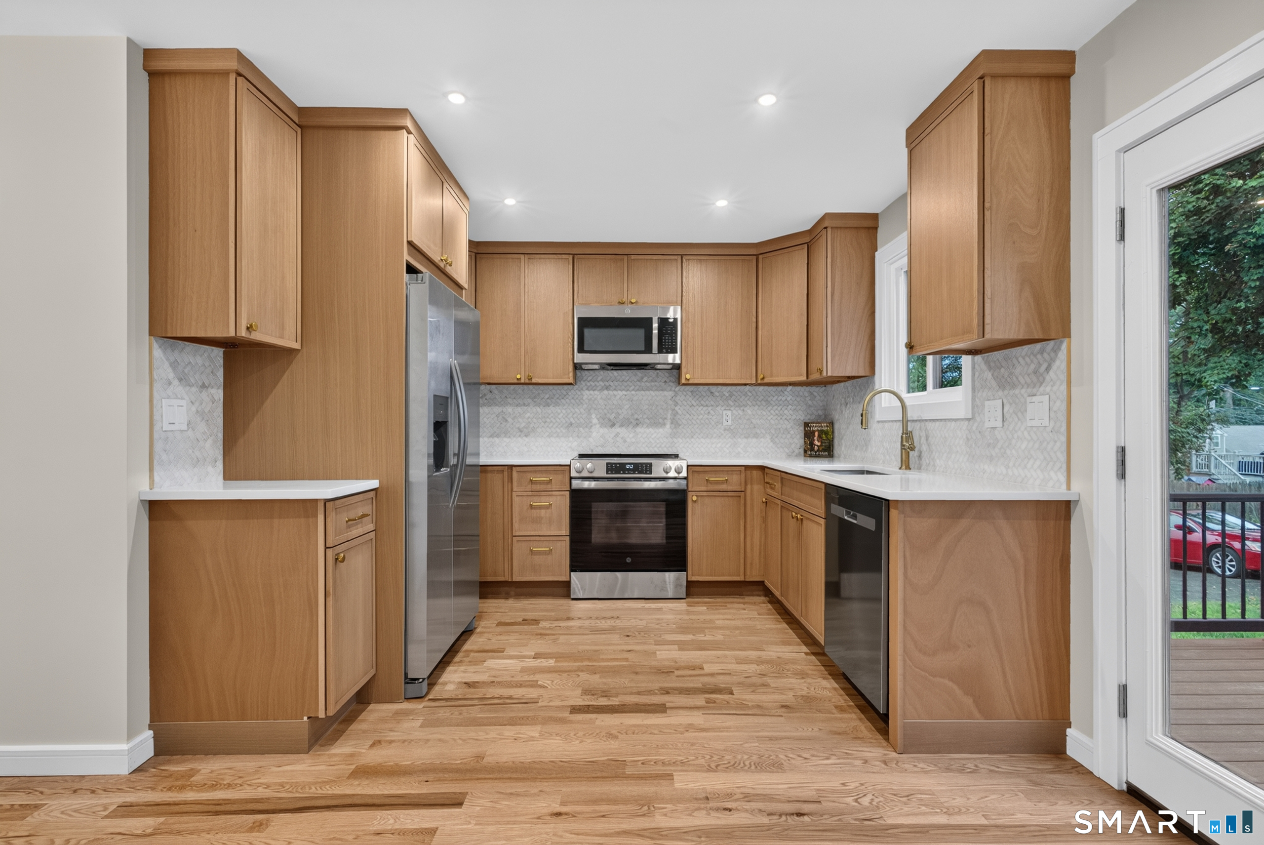 144 Acorn Avenue photo 9