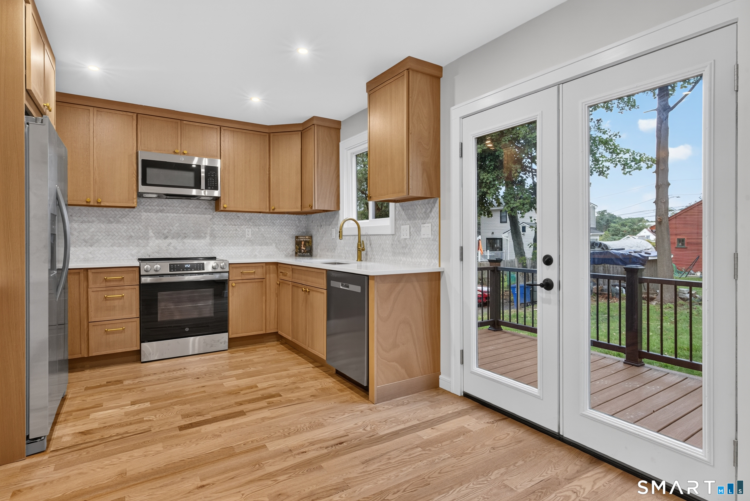 144 Acorn Avenue photo 12