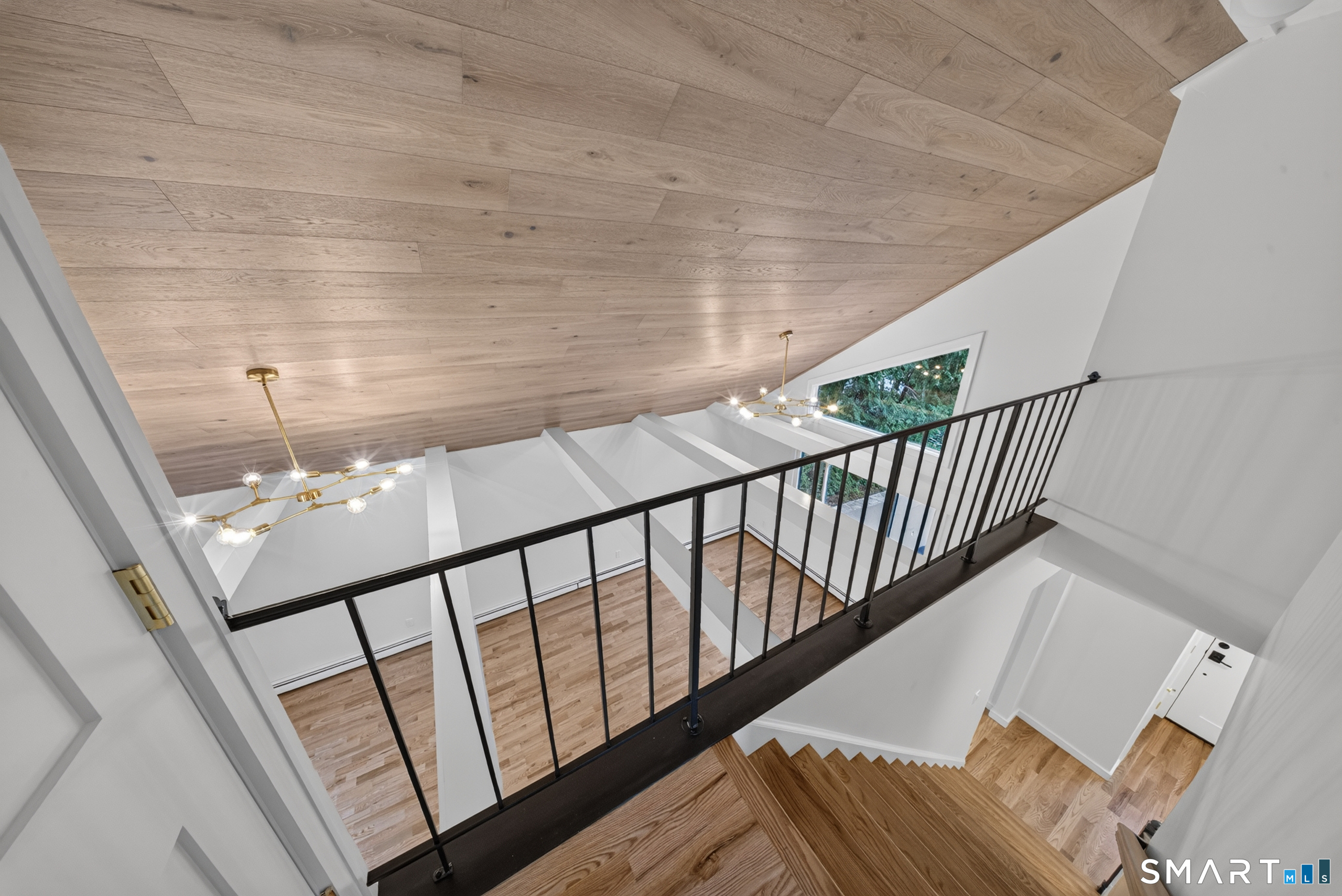 144 Acorn Avenue photo 25