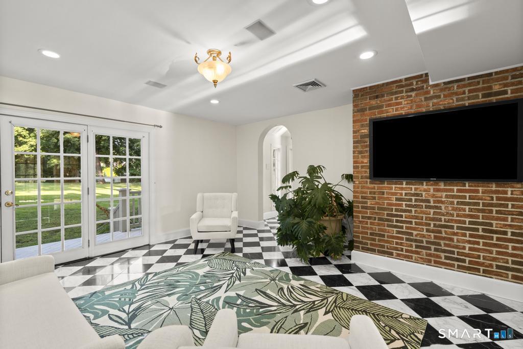 152 West River Street photo 17