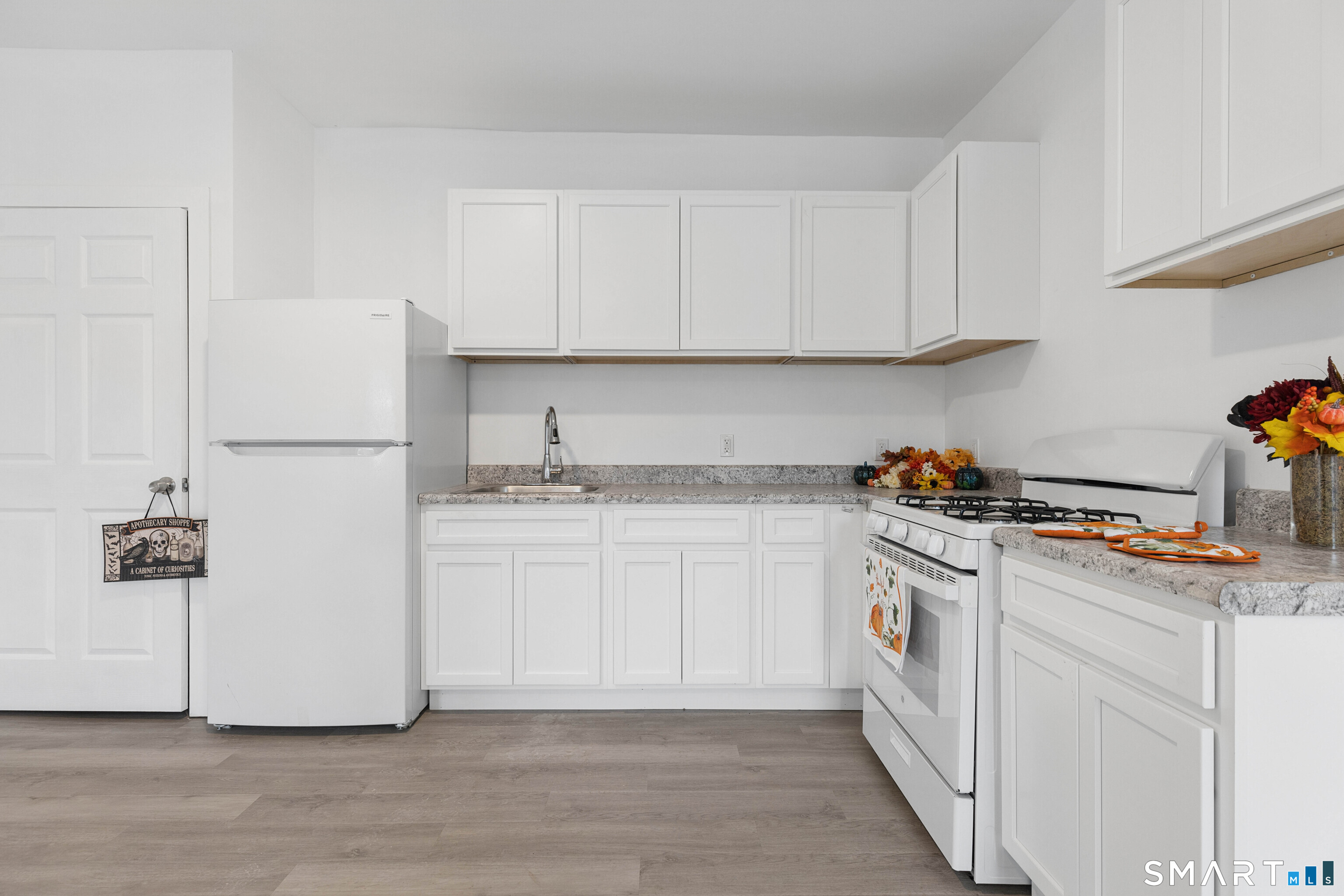 654 Park Street photo 2