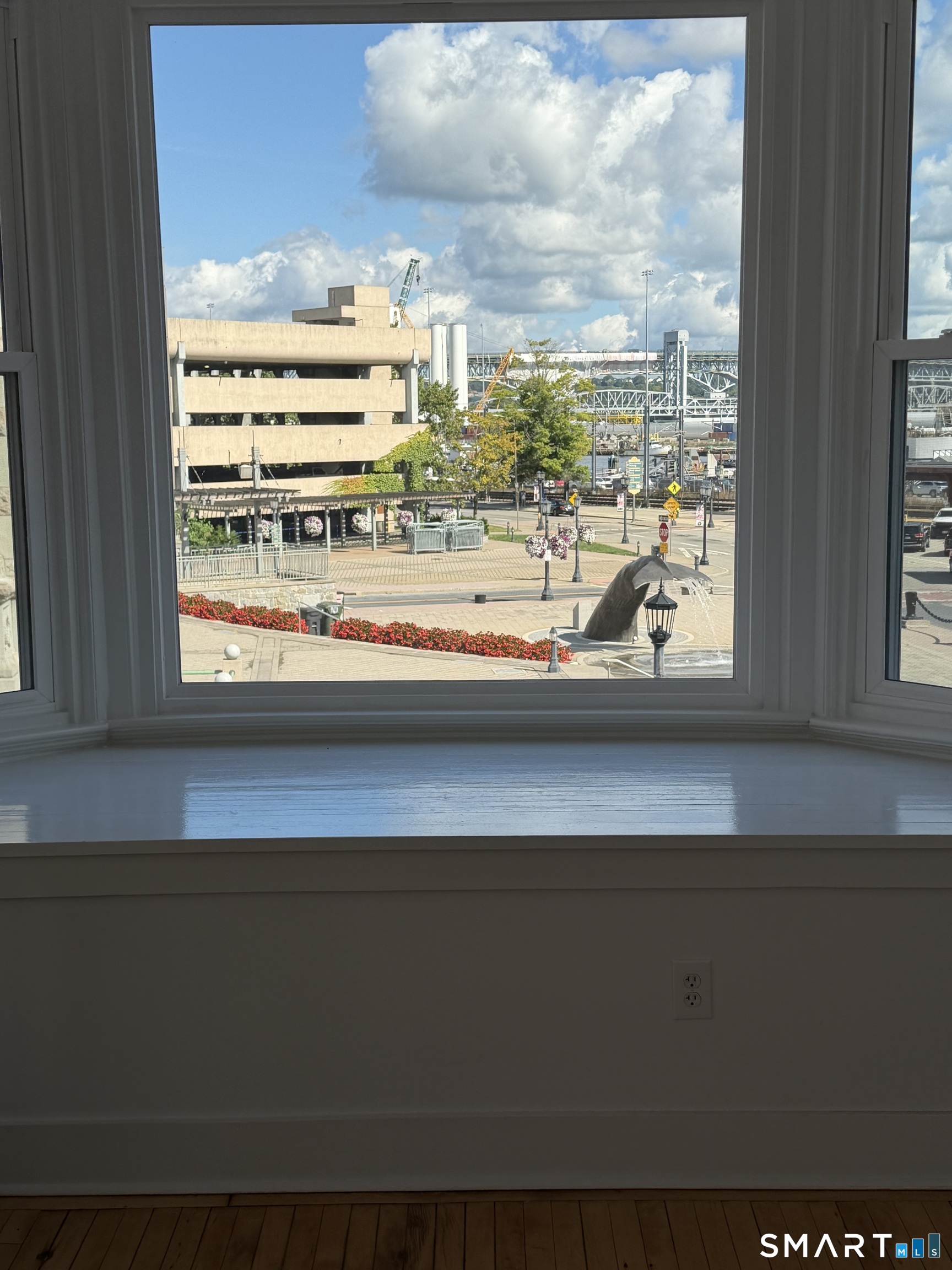 2 Bank Street photo 3
