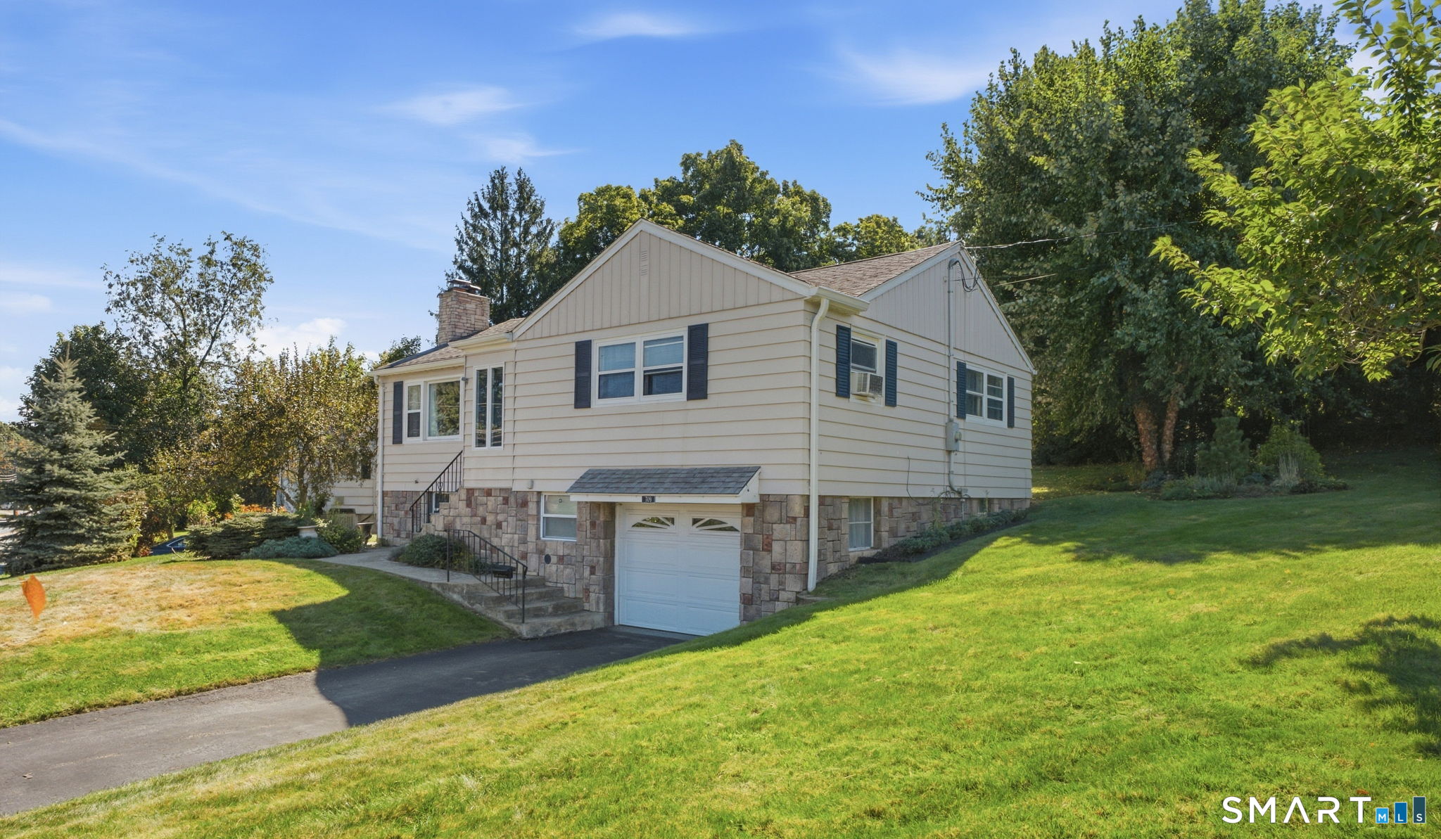 Photo 3 of Single family home for sale at 709 Bunker Hl Ave, Waterbury, CT 06708 | MLS# 24206555 | Listing updated on 2026-09-22