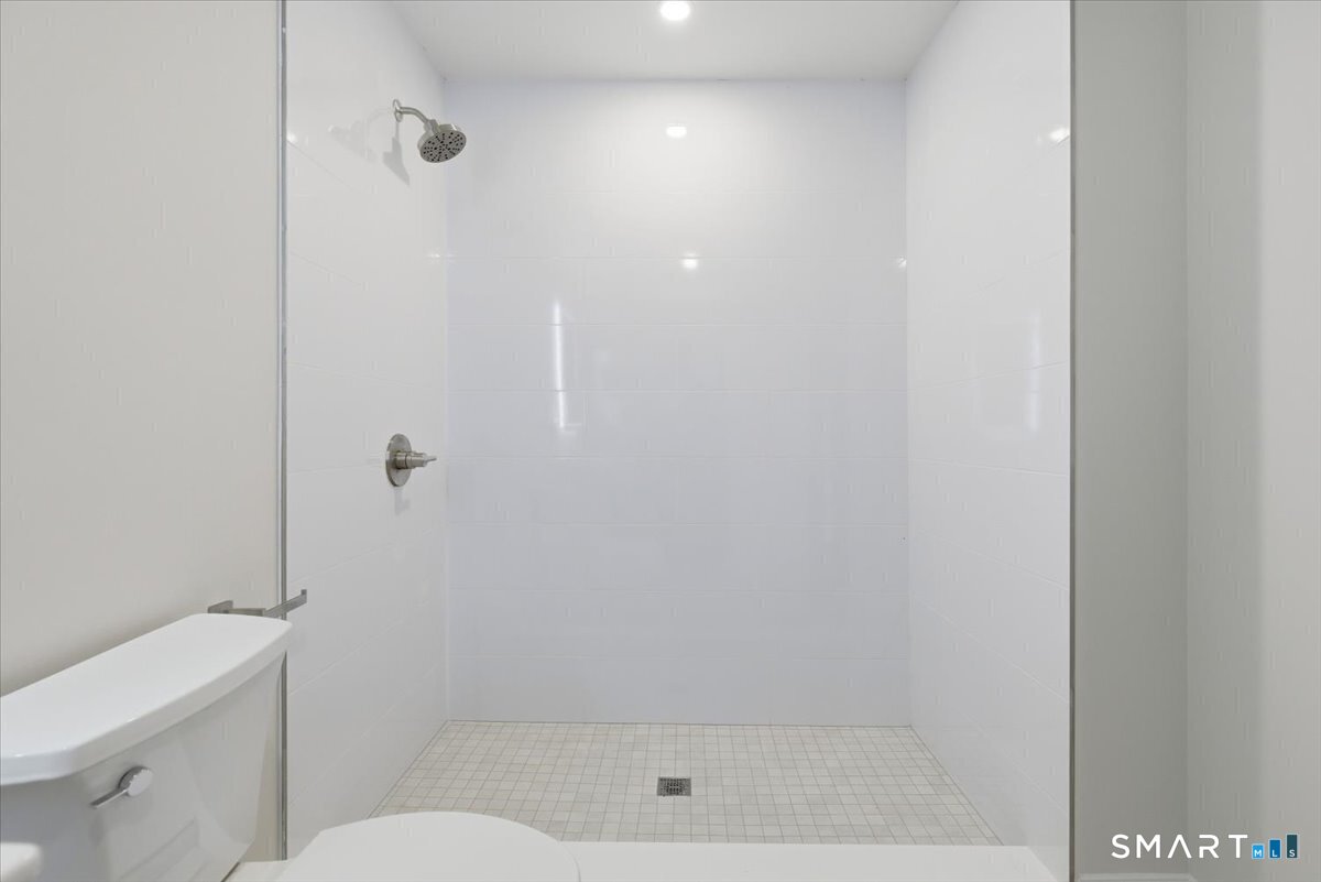 2750 Whitney Avenue photo 29