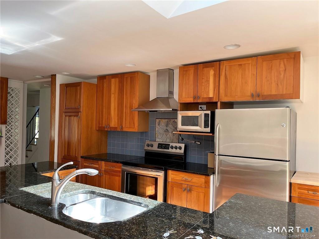 231 Rivergate Drive photo 2