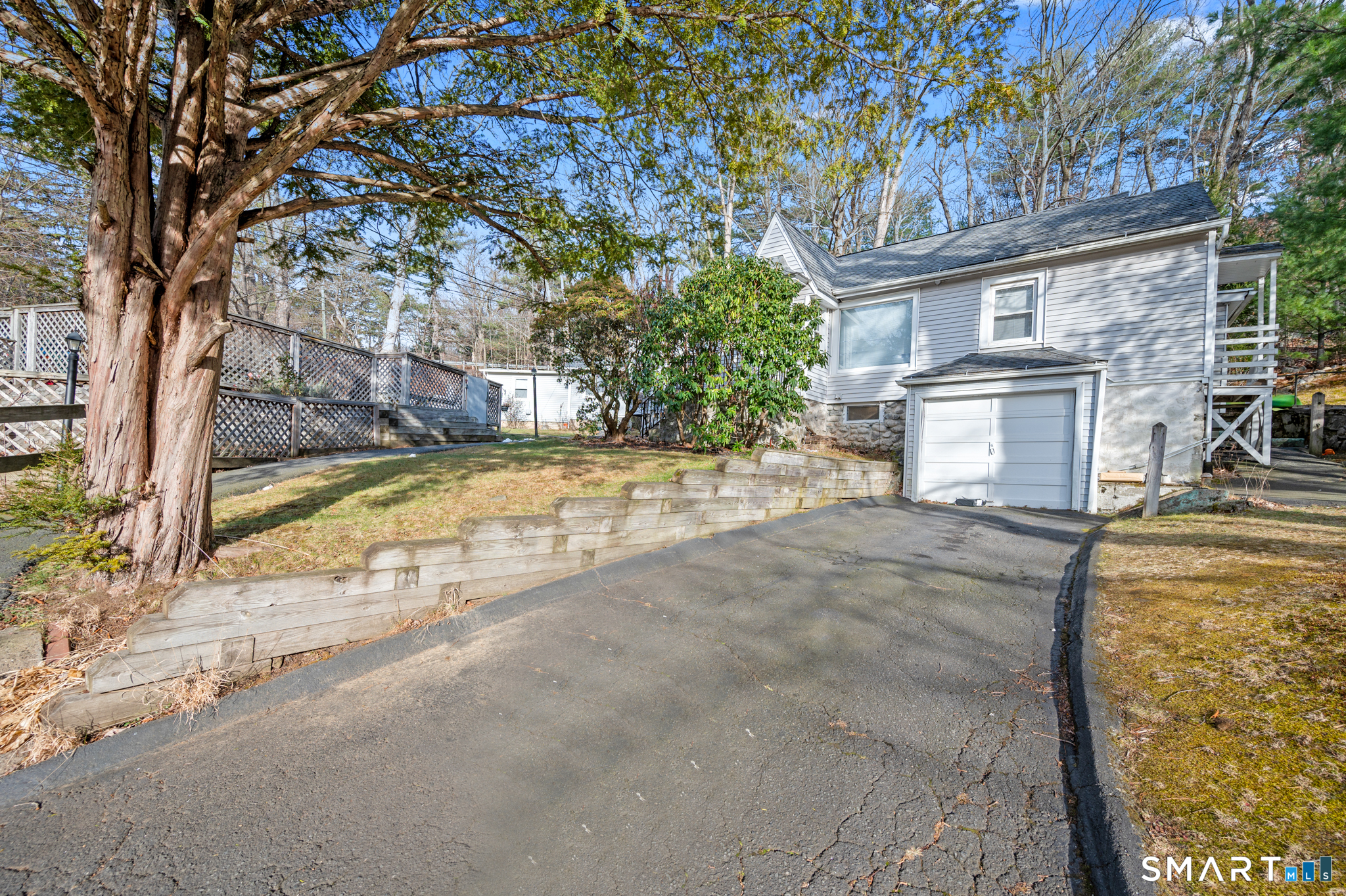 Photo 4 of House for sale at 10 Old Waterbury Rd, Middlebury, CT 06762 | MLS# 24207437 | Listing updated on 2026-09-21