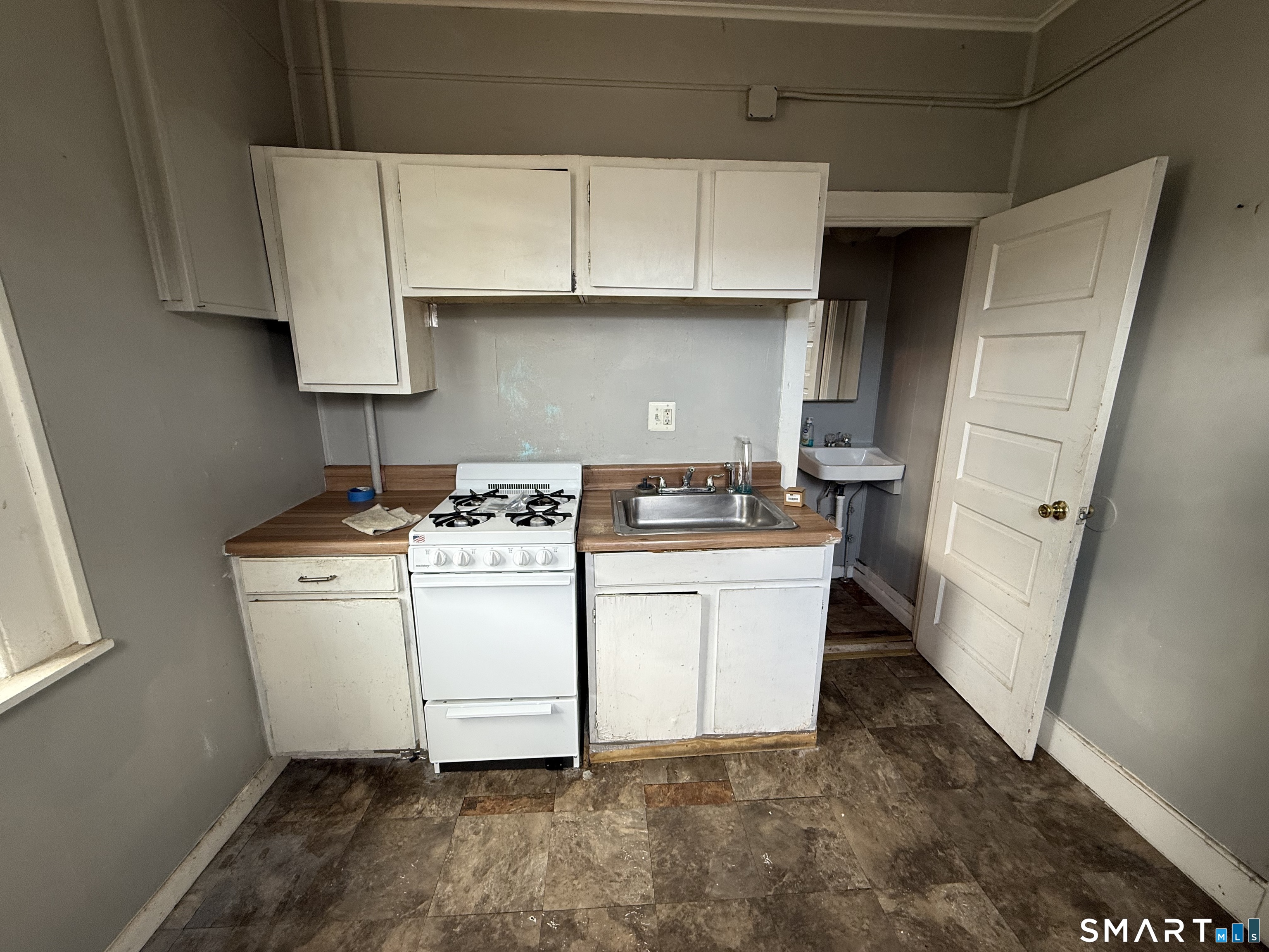 100 Laurel Street photo 2