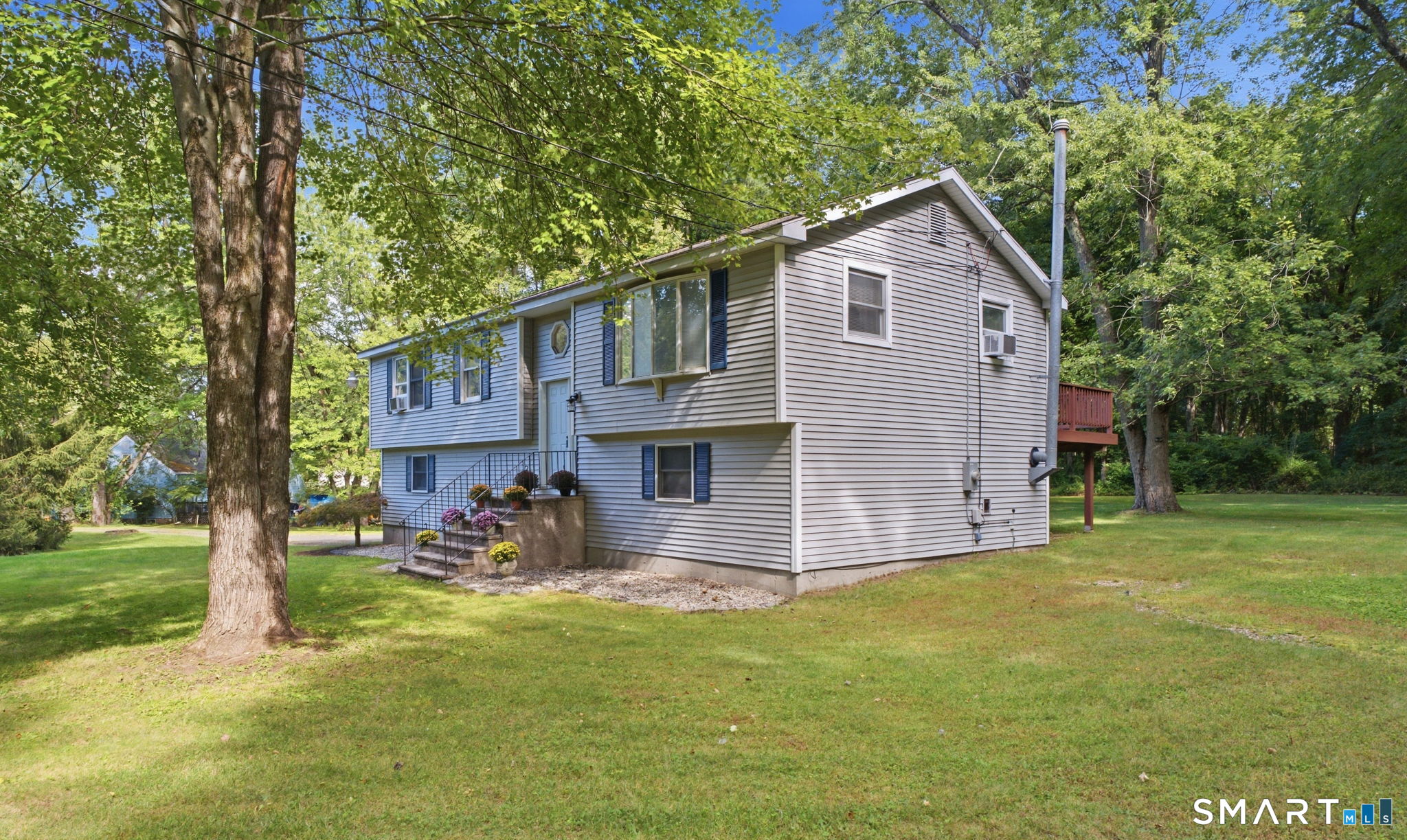 Photo 2 of Single family home for sale at 262 Wetherell St, Manchester, CT 06040 | MLS# 24207448 | Listing updated on 2026-09-25
