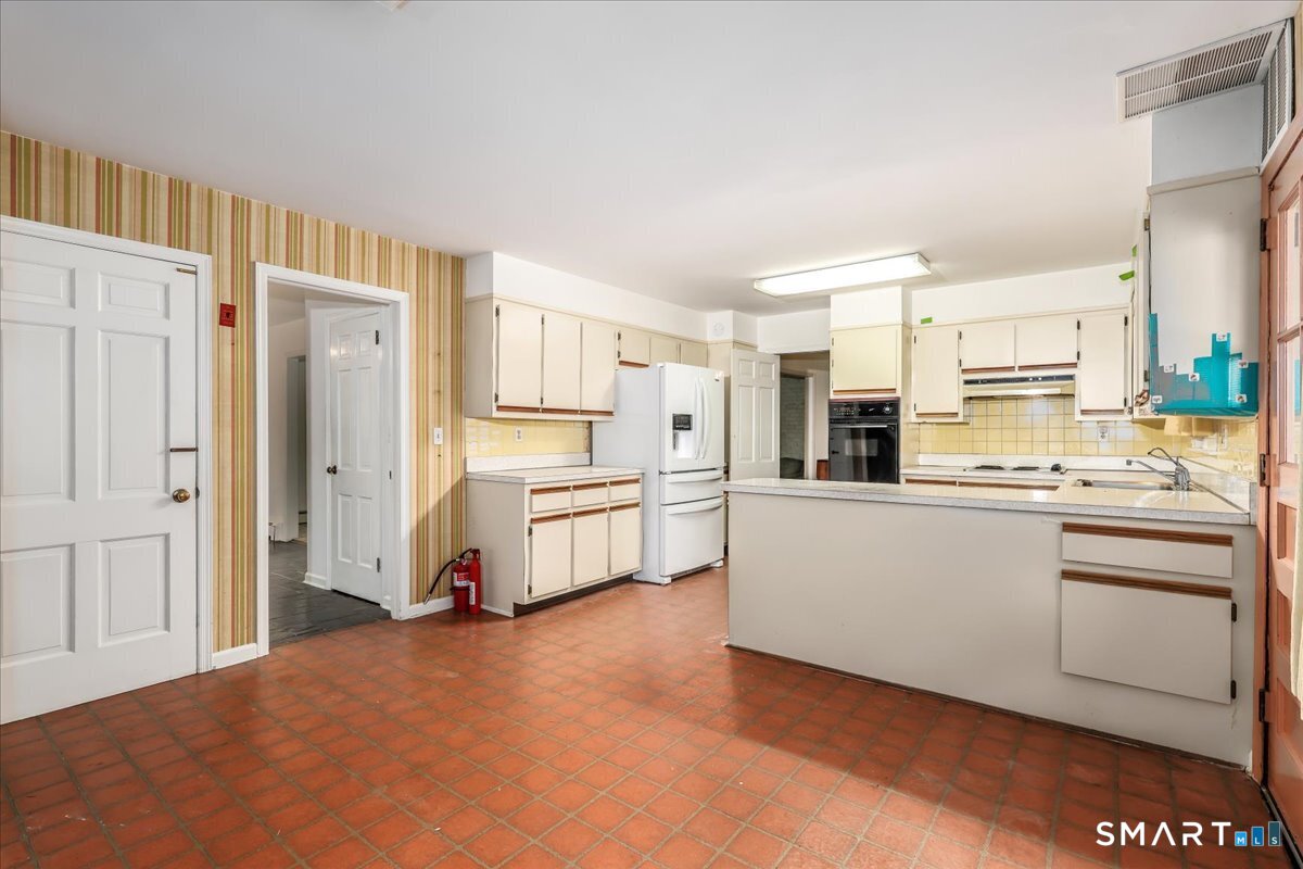 678 Westover Road photo 14