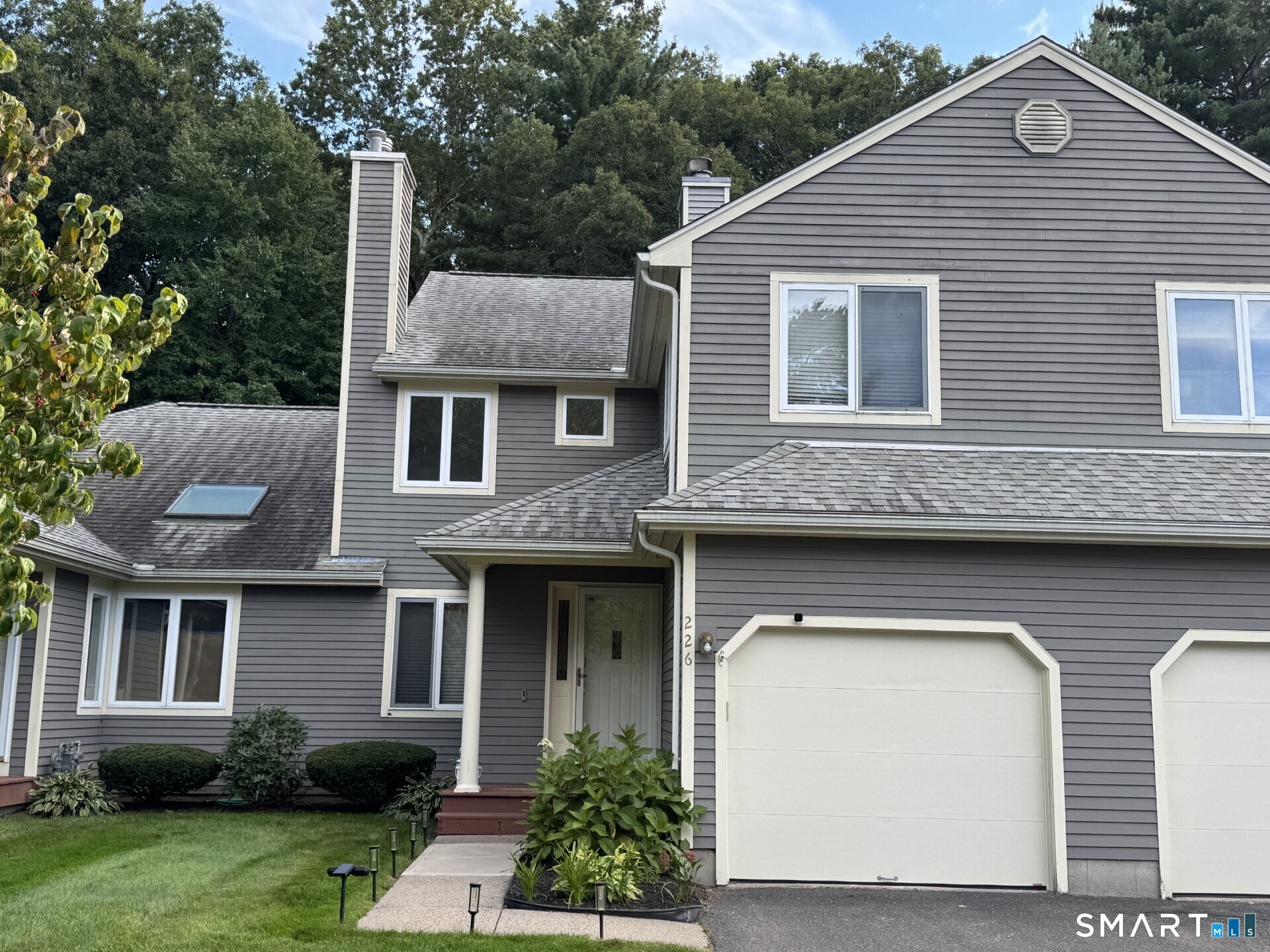 Townhouse for sale at 226 Castlewood Dr #226, Bloomfield, CT 06002 | MLS# 24209104