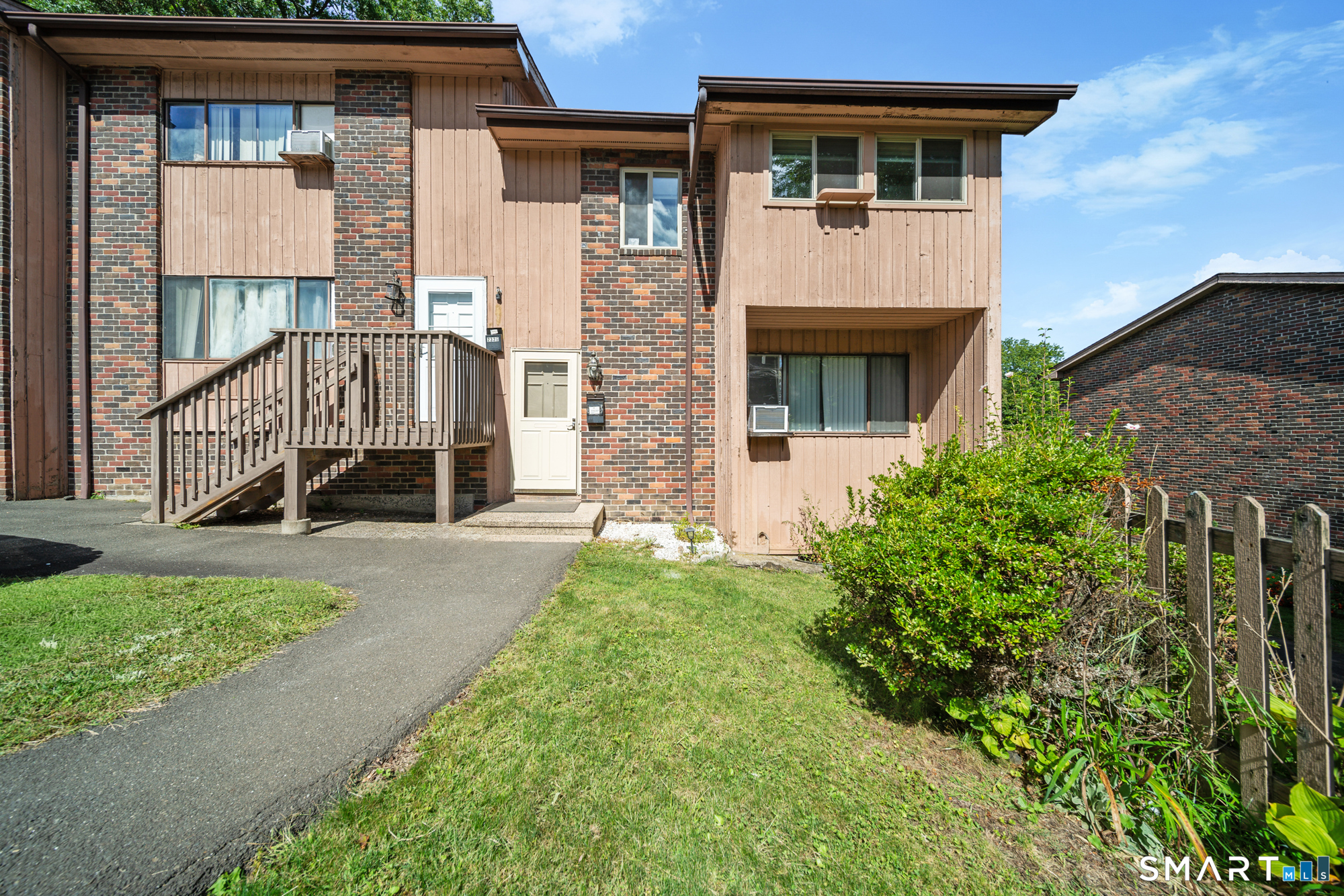 232 Oakville Avenue Unit #H photo 2