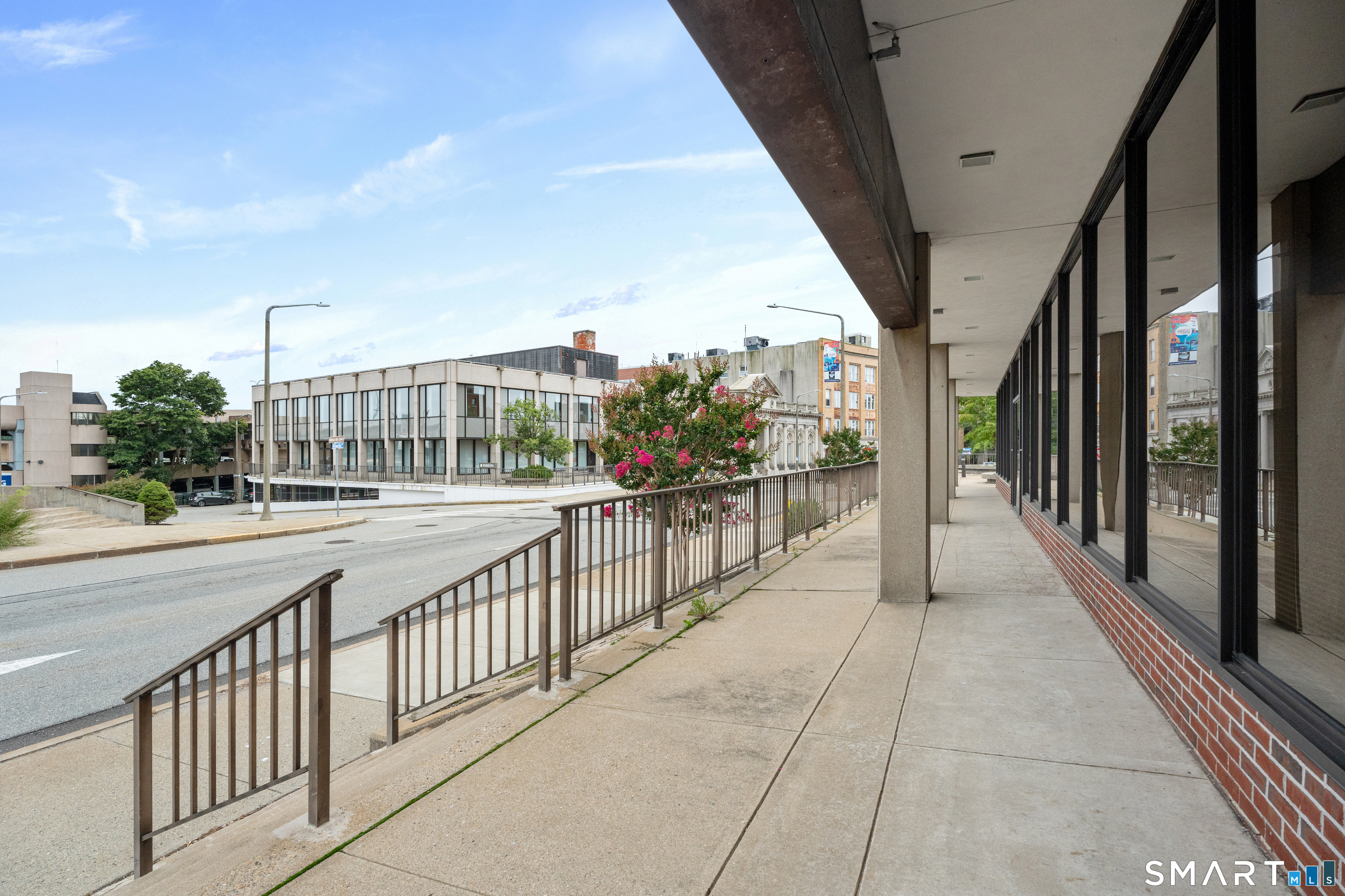 Minutes to shops and restaurants