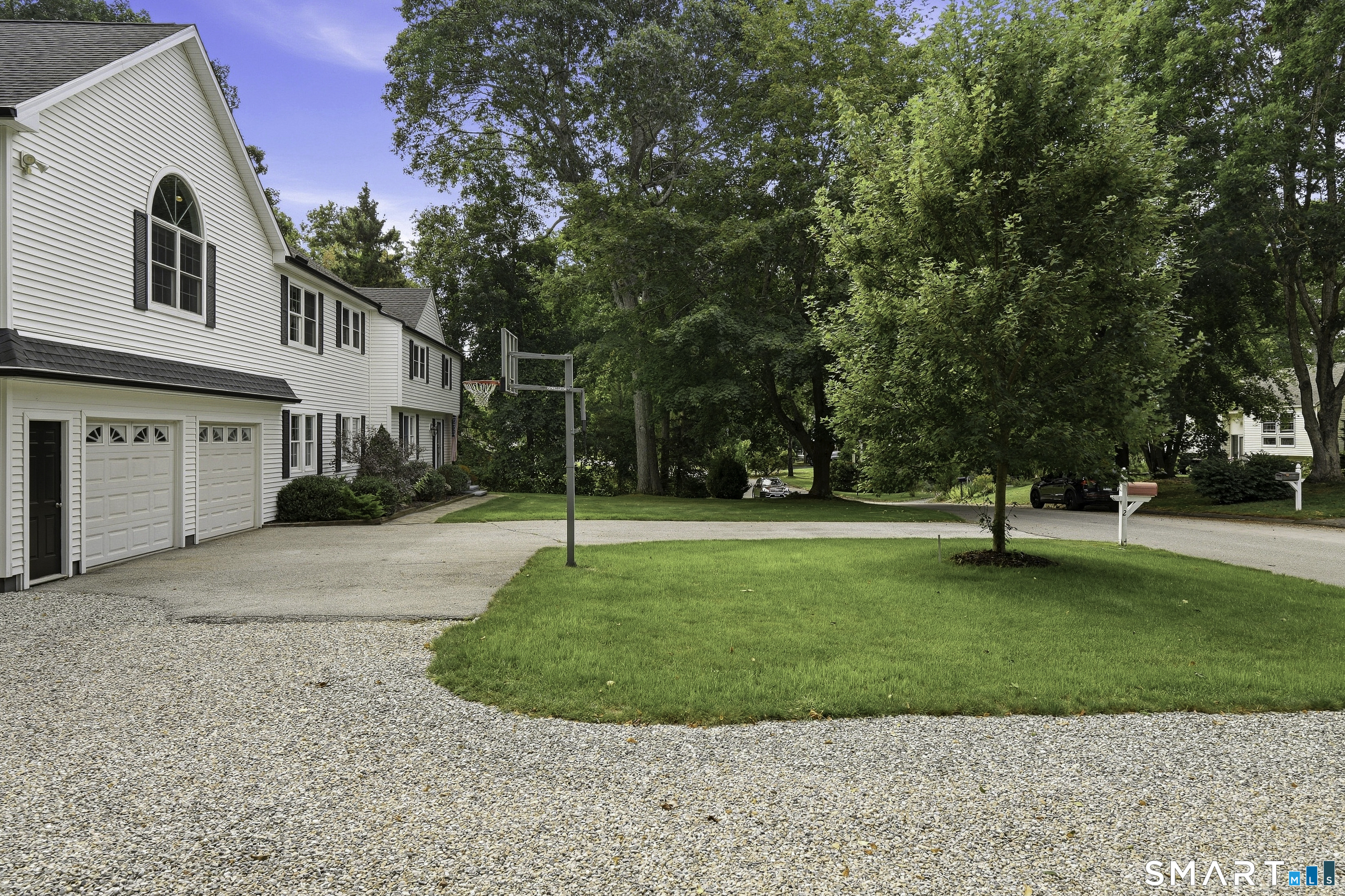 Large u-shaped driveway, room for all of your guests