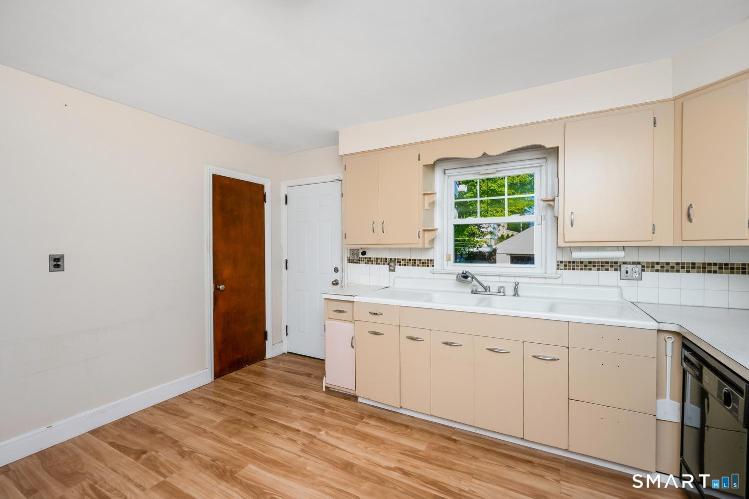 144 Mary Avenue photo 13