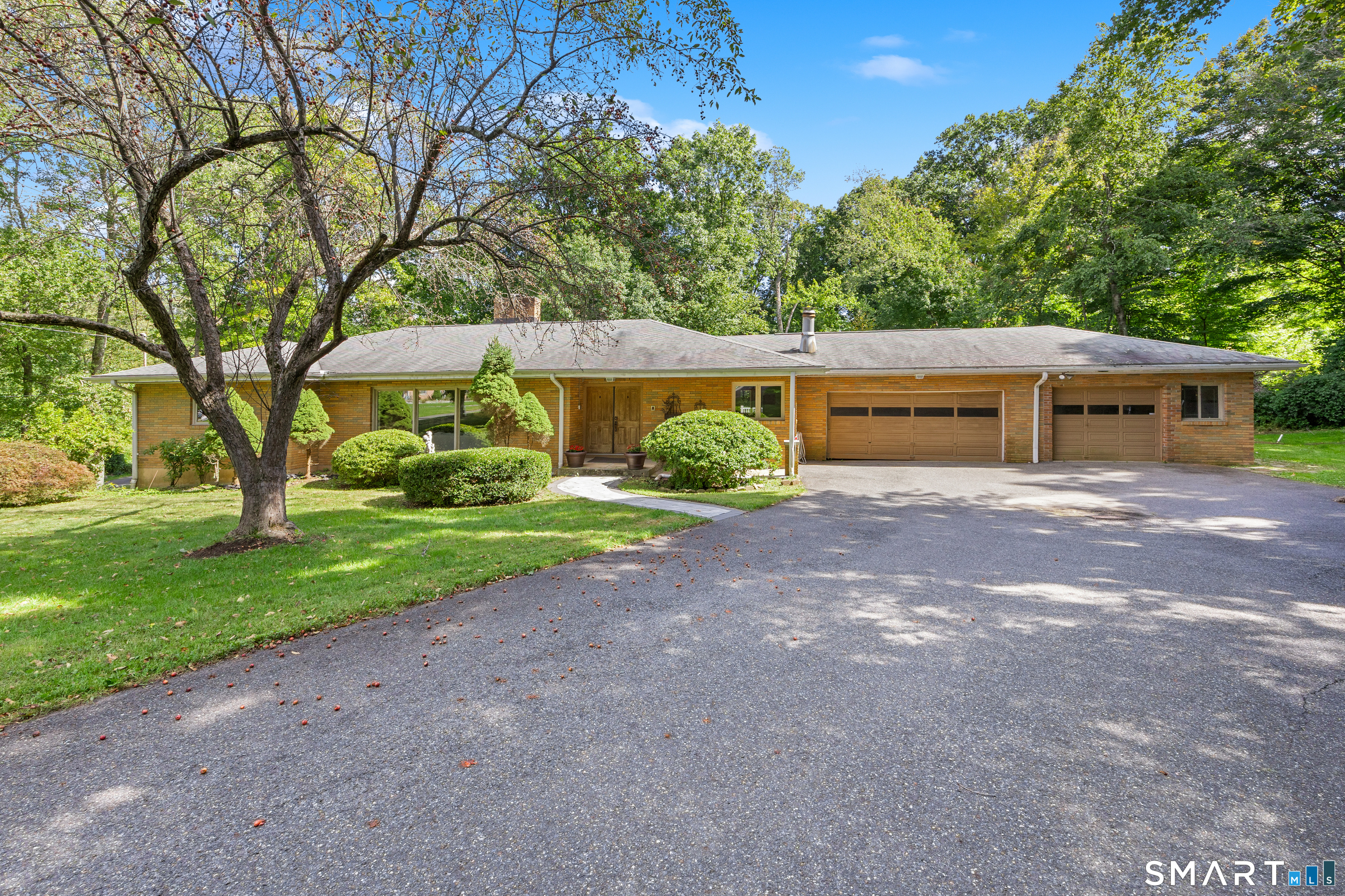 Single family home for sale at 25 Juniper Rd, Middlebury, CT 06762 | MLS# 24209325