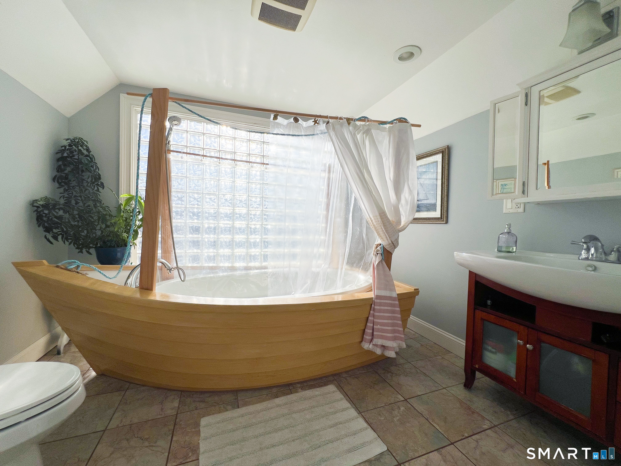 712 East Broadway photo 16