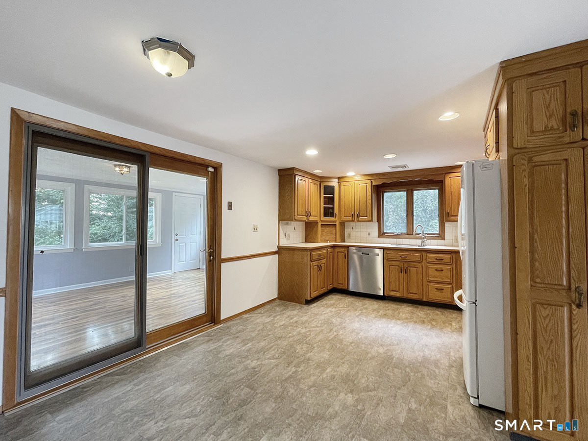 6 Colonial Drive