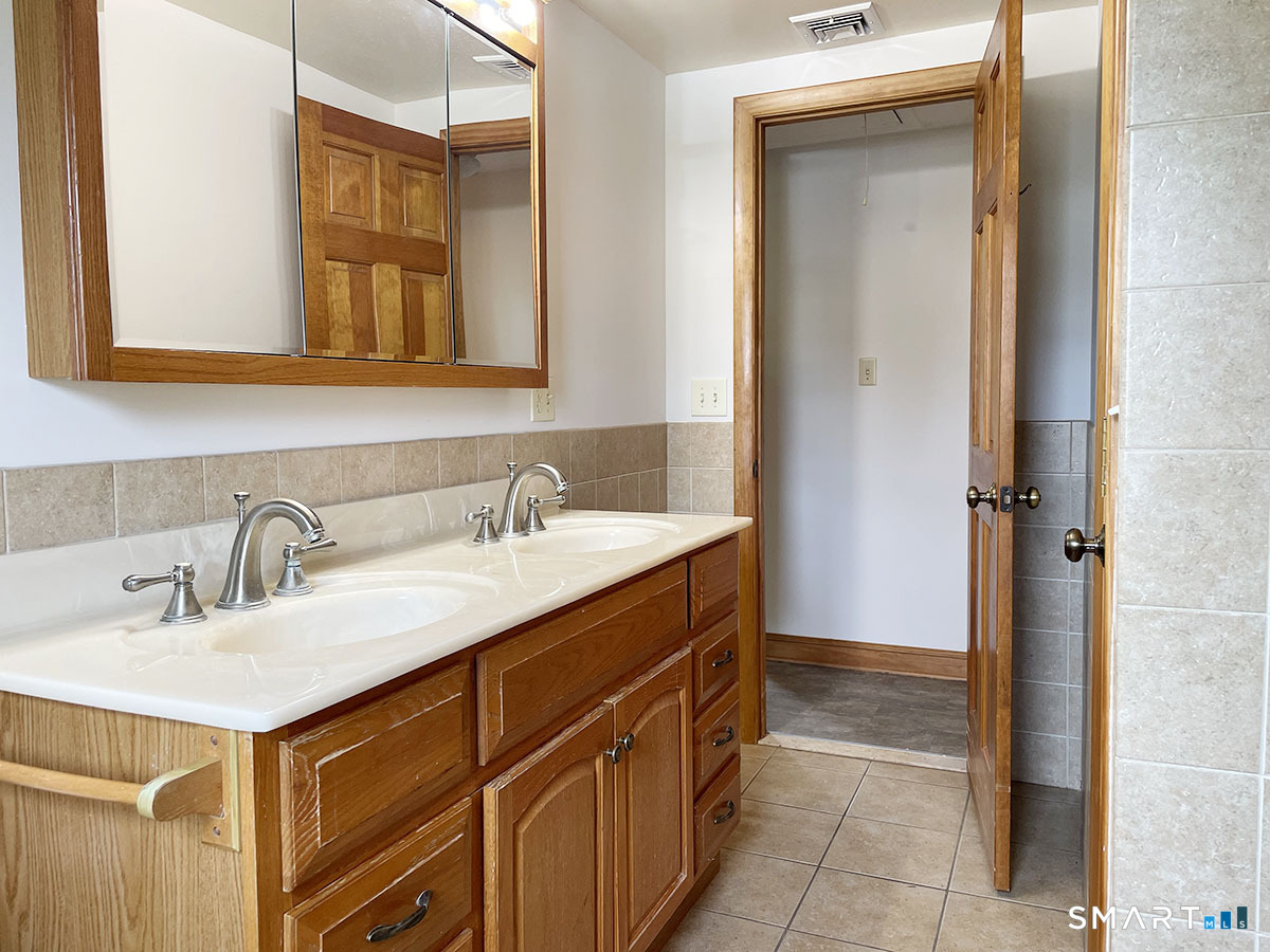 6 Colonial Drive photo 18