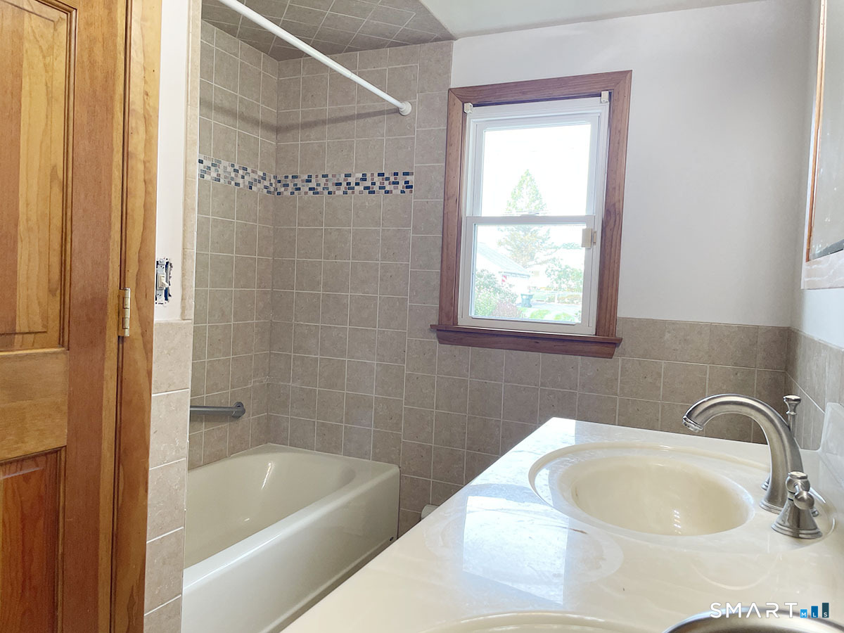 6 Colonial Drive photo 17