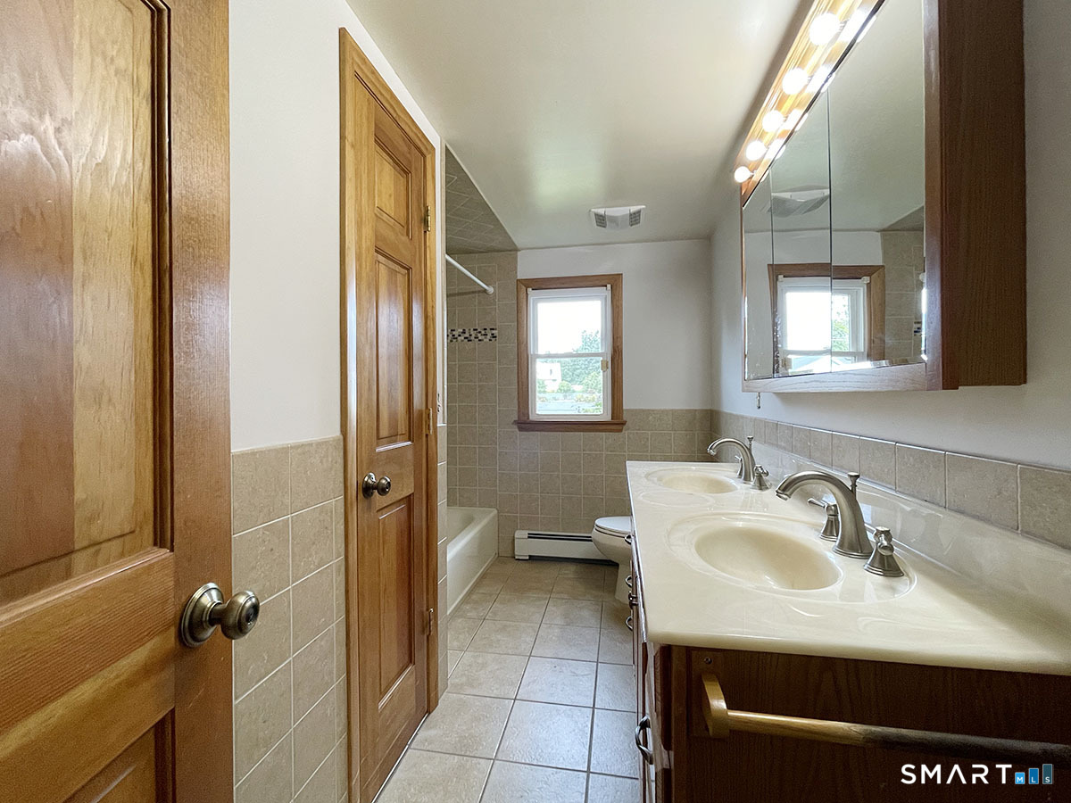 6 Colonial Drive photo 16