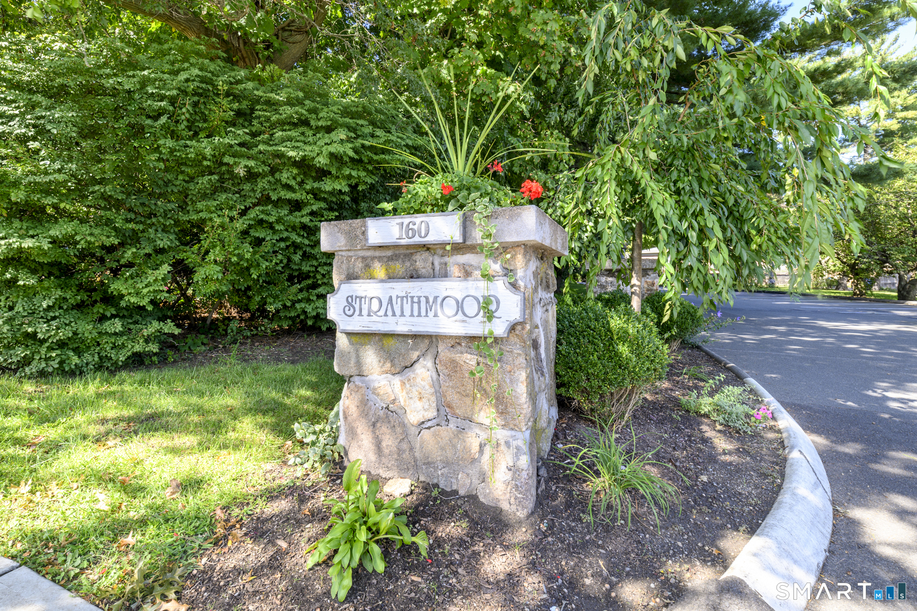 160 Fairfield Woods Road Unit #66 photo 23