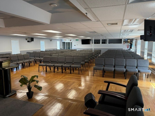 Foto 6 de Local comercial en venta en 2212 Main Street, Bridgeport, CT — $1,500,000