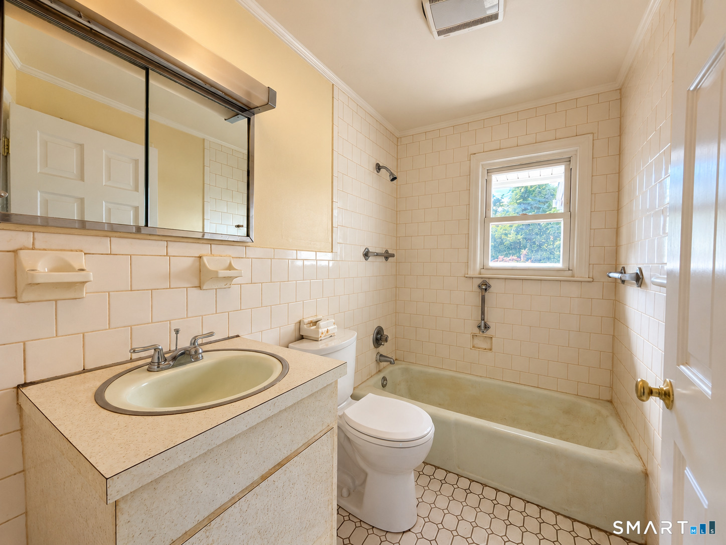 1 Lois Avenue photo 10