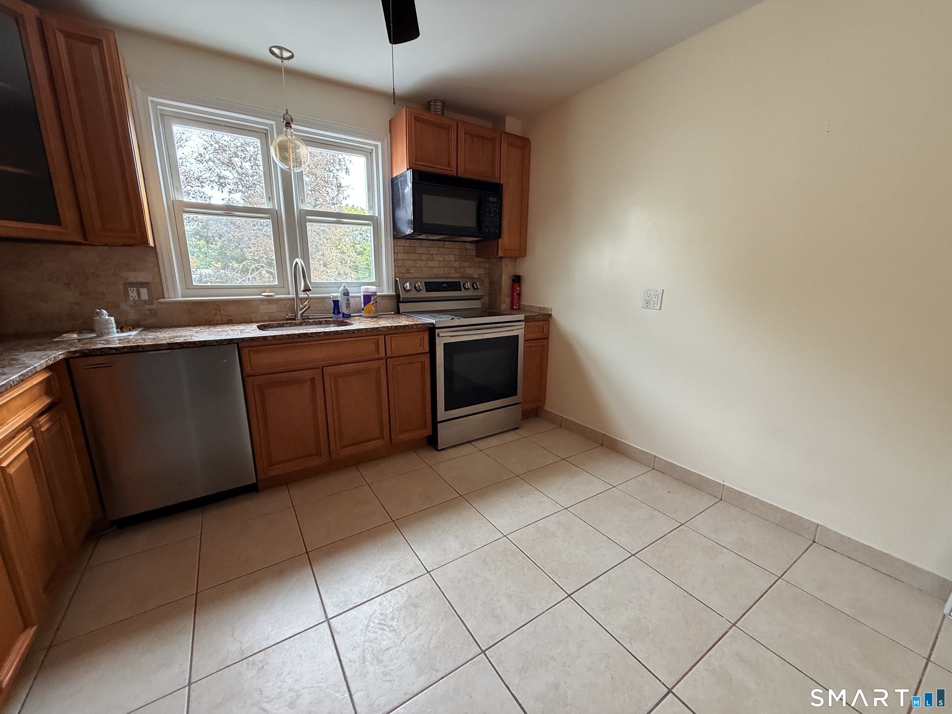 40 Travis Avenue, Stamford, Connecticut photo 3