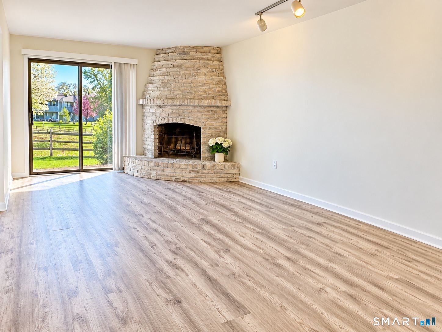 1450 Melville Avenue Unit #1450 photo 4