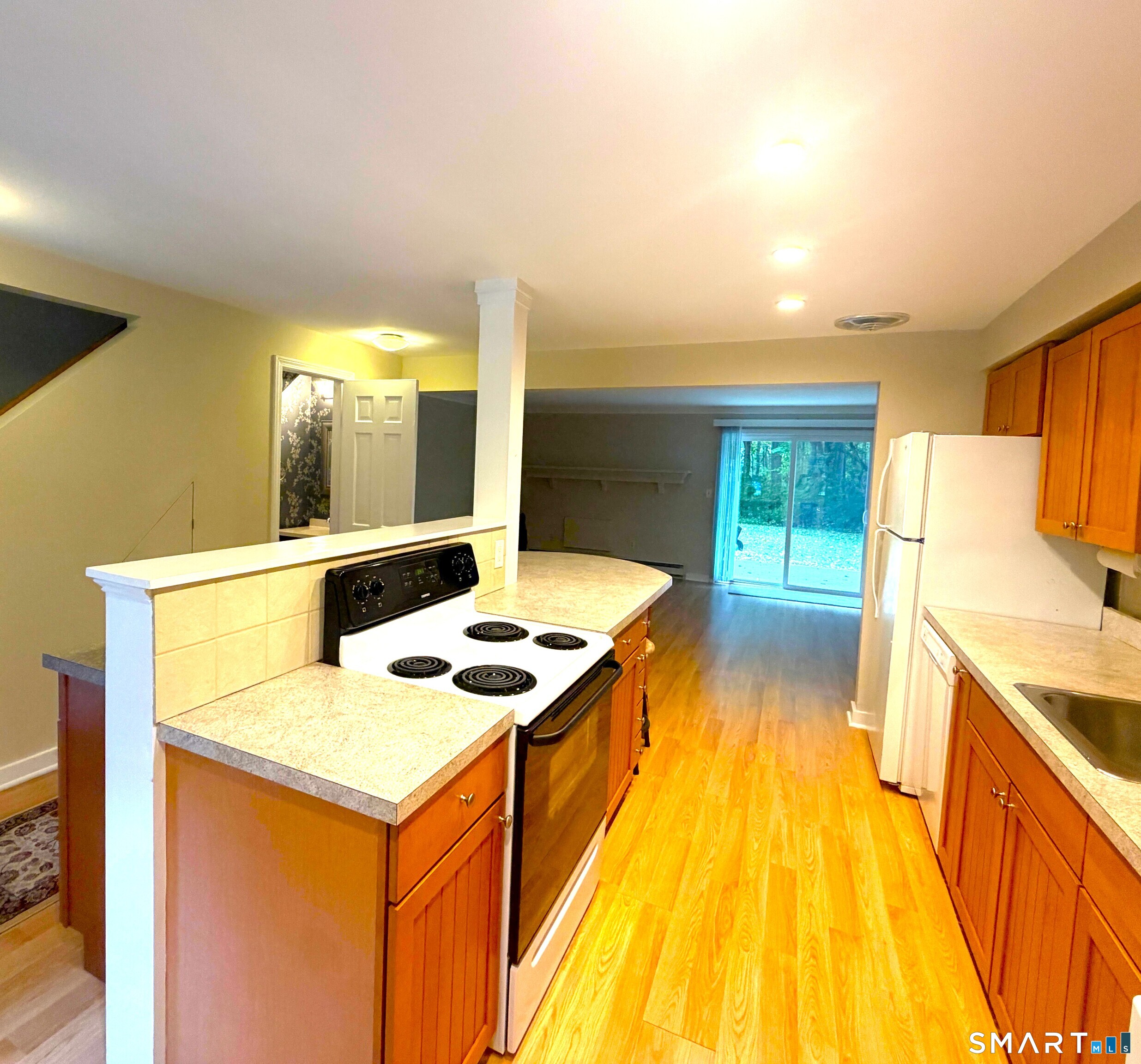 Fully applianced kitchen with Washer Dryer