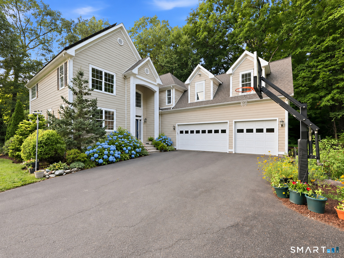 Photo 1 of Single family home for sale at 25 Grant Dr, Avon, CT 06001 | MLS# 24210124 | Listing updated on 2026-09-28