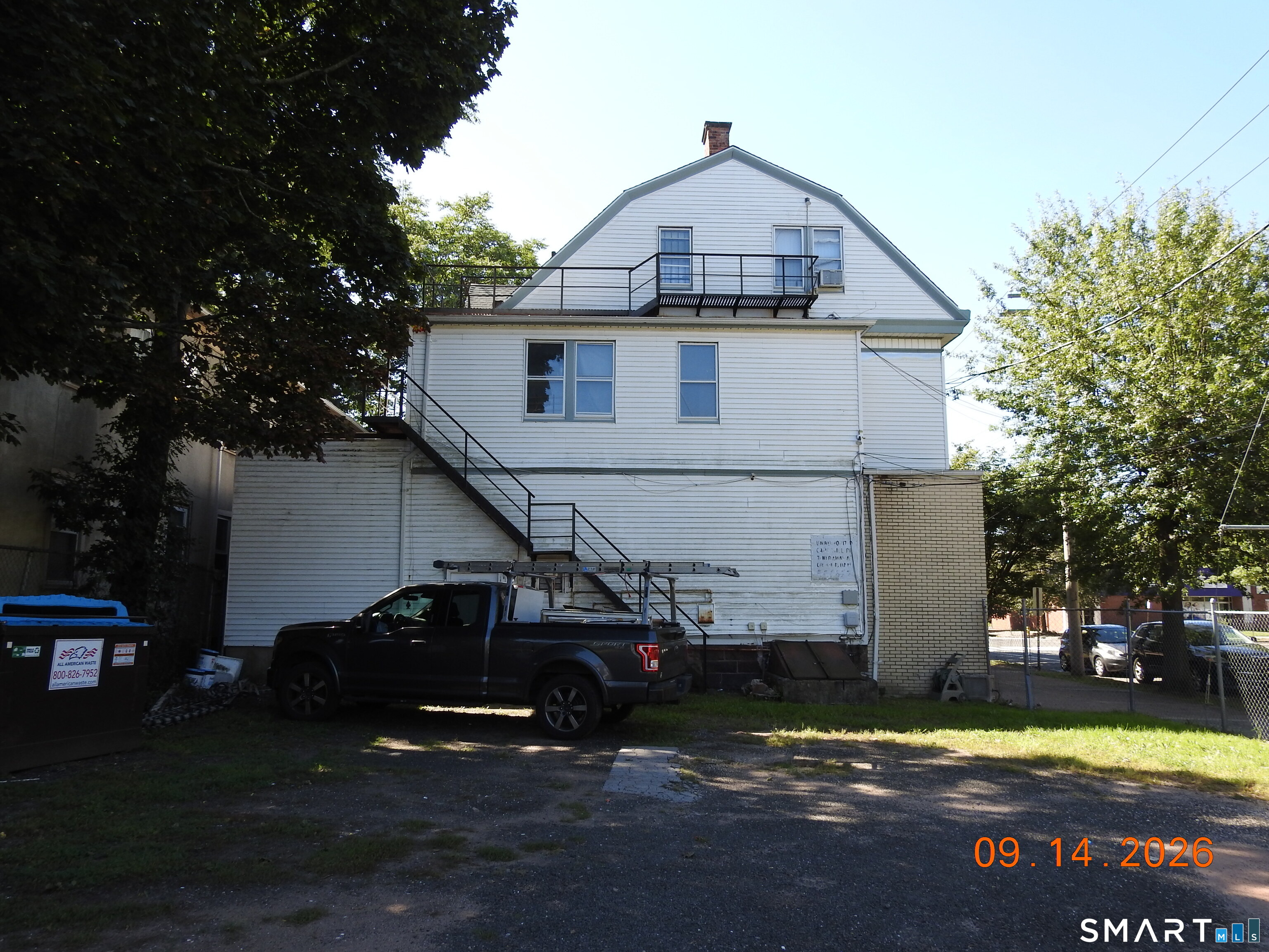 1565 Chapel Street photo 37