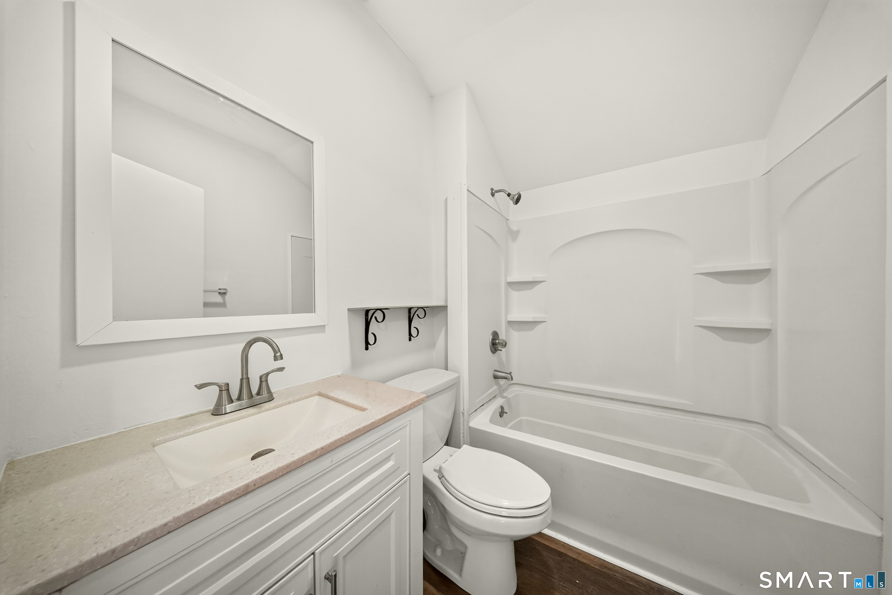 42-46 Hanford Avenue photo 2