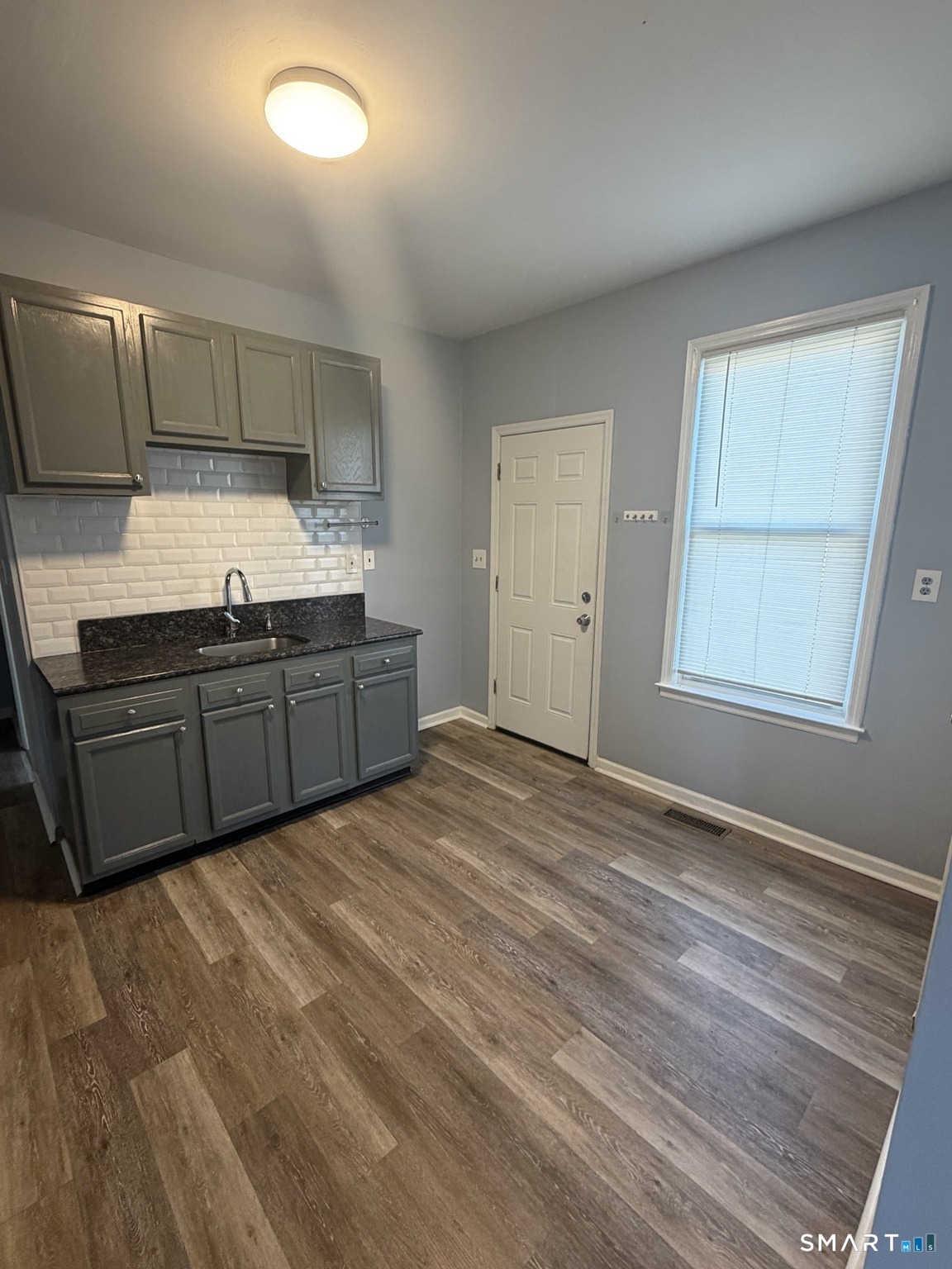 227 Newfield Avenue photo 3