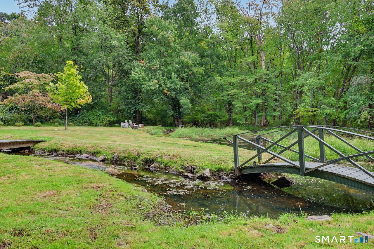 211 Laurel Road photo 5