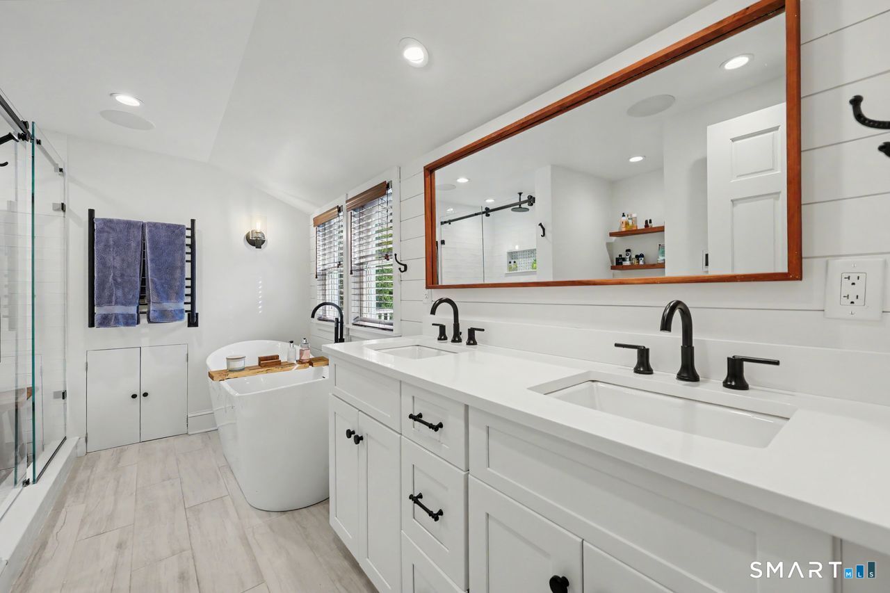 211 Laurel Road photo 23