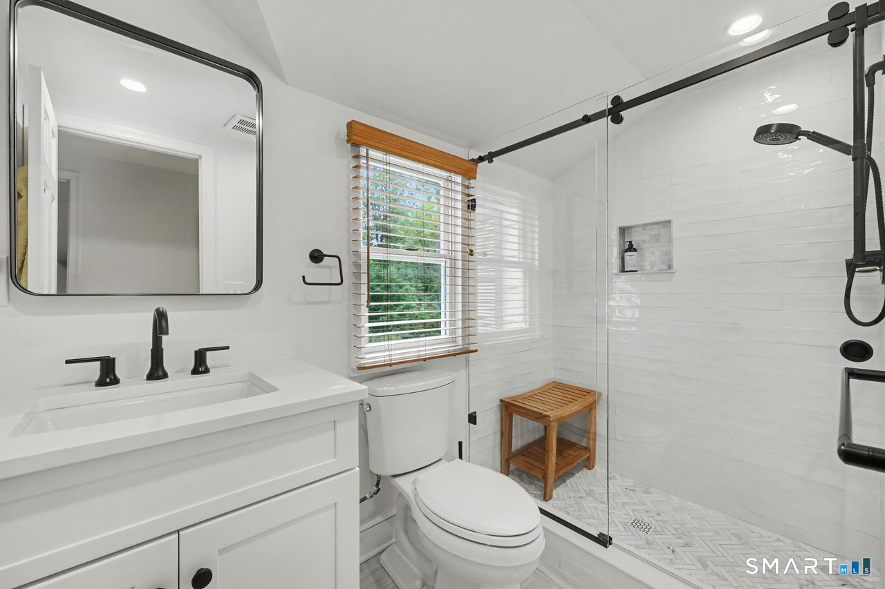 211 Laurel Road photo 26