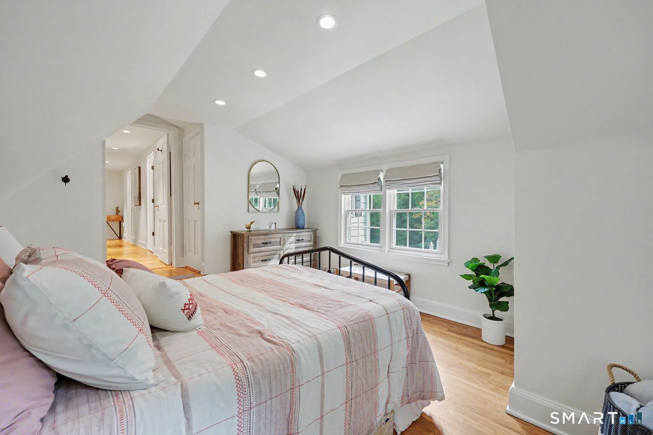 211 Laurel Road photo 27